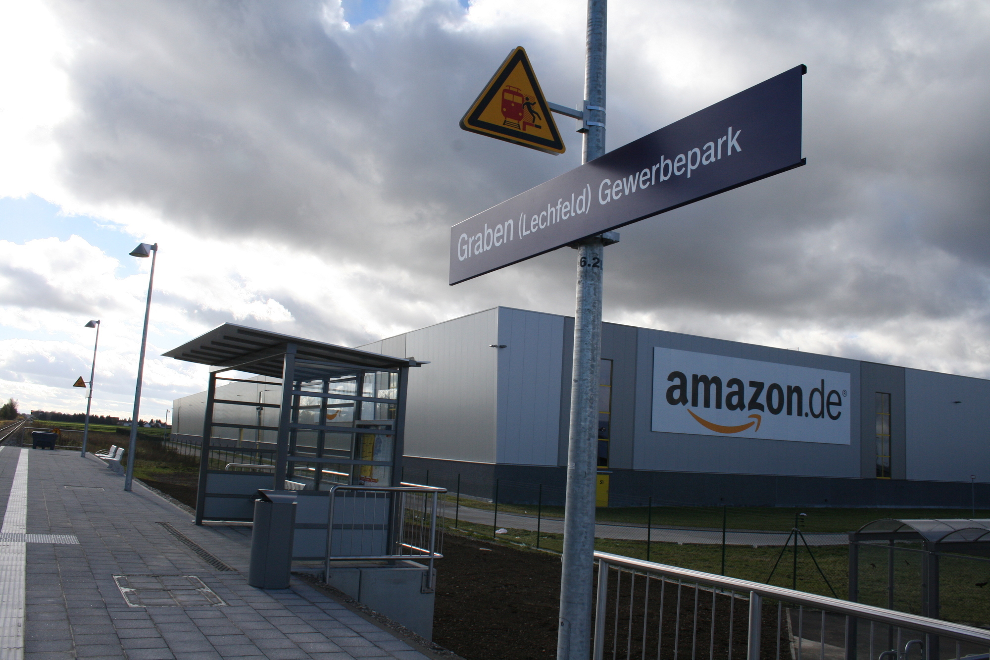 Am 5. November wurde der Bahnhalt neben dem Logistikzentrum amazon in Betrieb genommen, Foto: B4BSCHWABEN