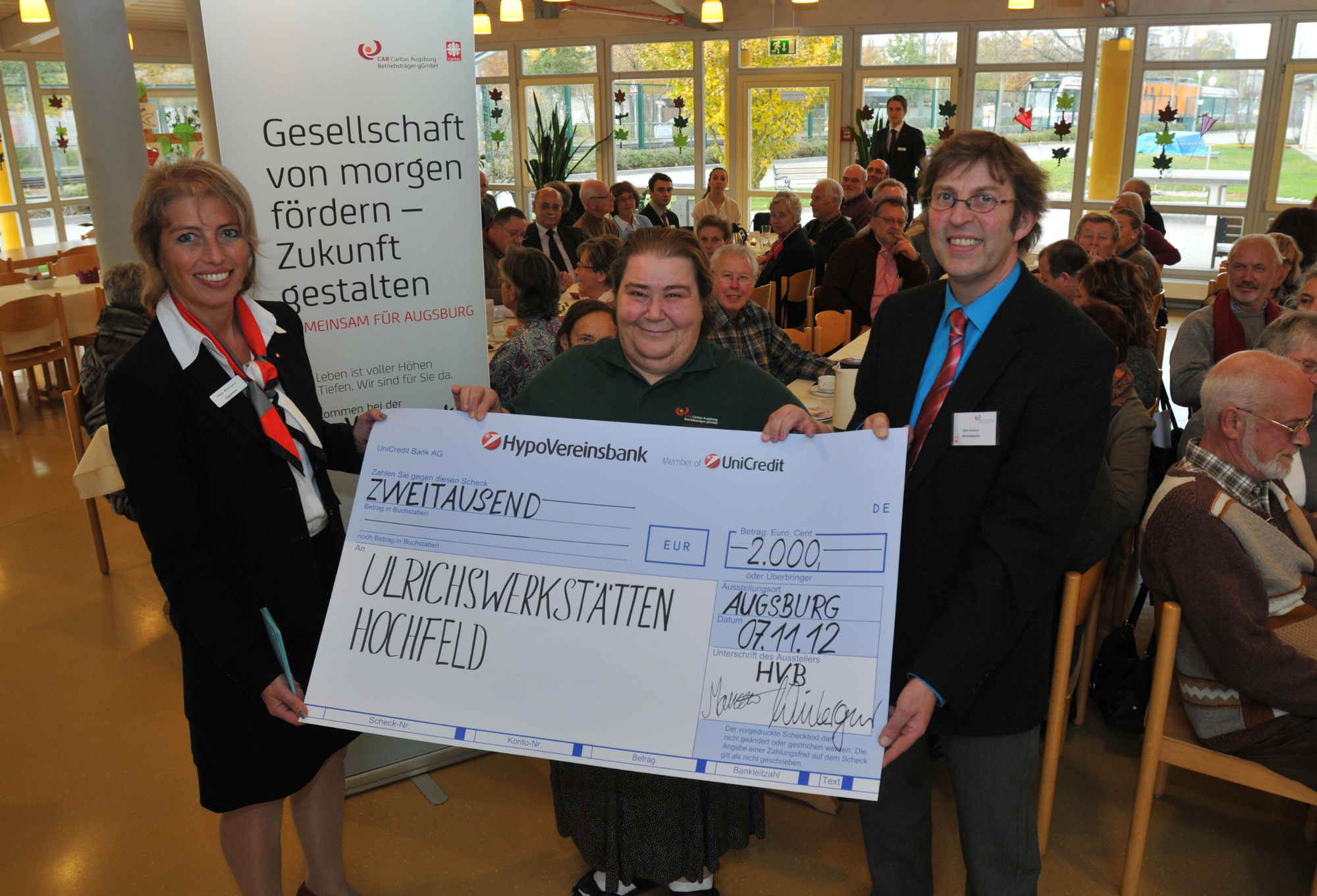 Petra Wintergerst, Petra Tekou und UWA-Betriebsleiter John Grimm Bild: Schmid Media