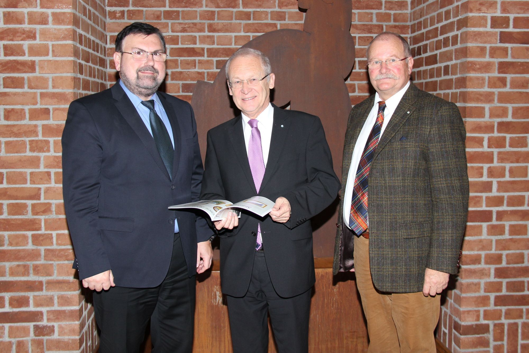 (v.l.): Peter Domaschke, OB Ivo Holzinger, Stadtrat Herbert Müller. Foto: Presse d. Stadt Memmingen