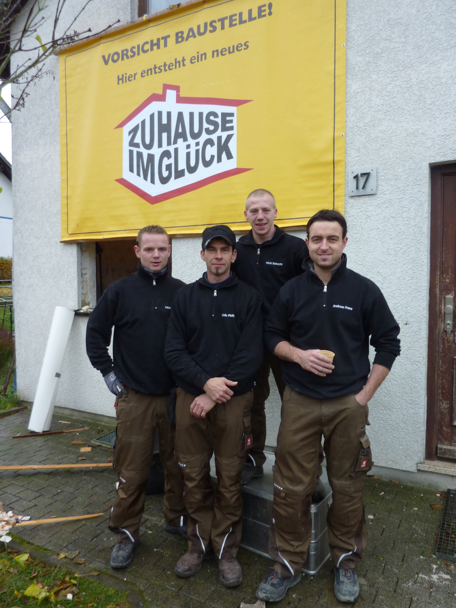 Team der Rolf Herr Türen und Fensterbau unterstützt mit Salamander die RTL II-Serie "Zuhause im Glück", Foto: Rolf Herr Türen