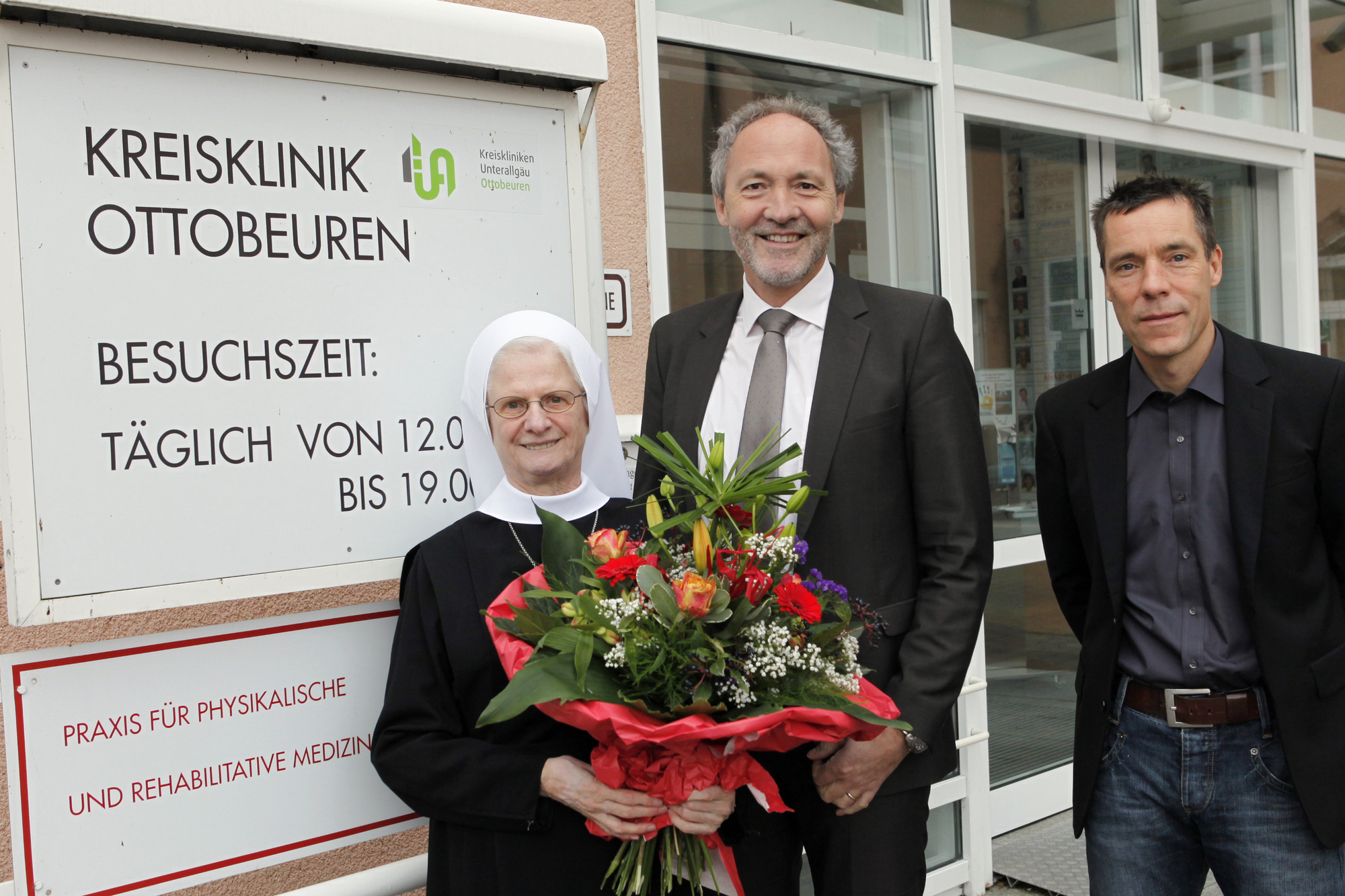 Schwester Pia Lebschi mit Landrat Hans-Joachim Weirather und Chefarzt Dr. Tilman Eßlinger. Foto: Vögele