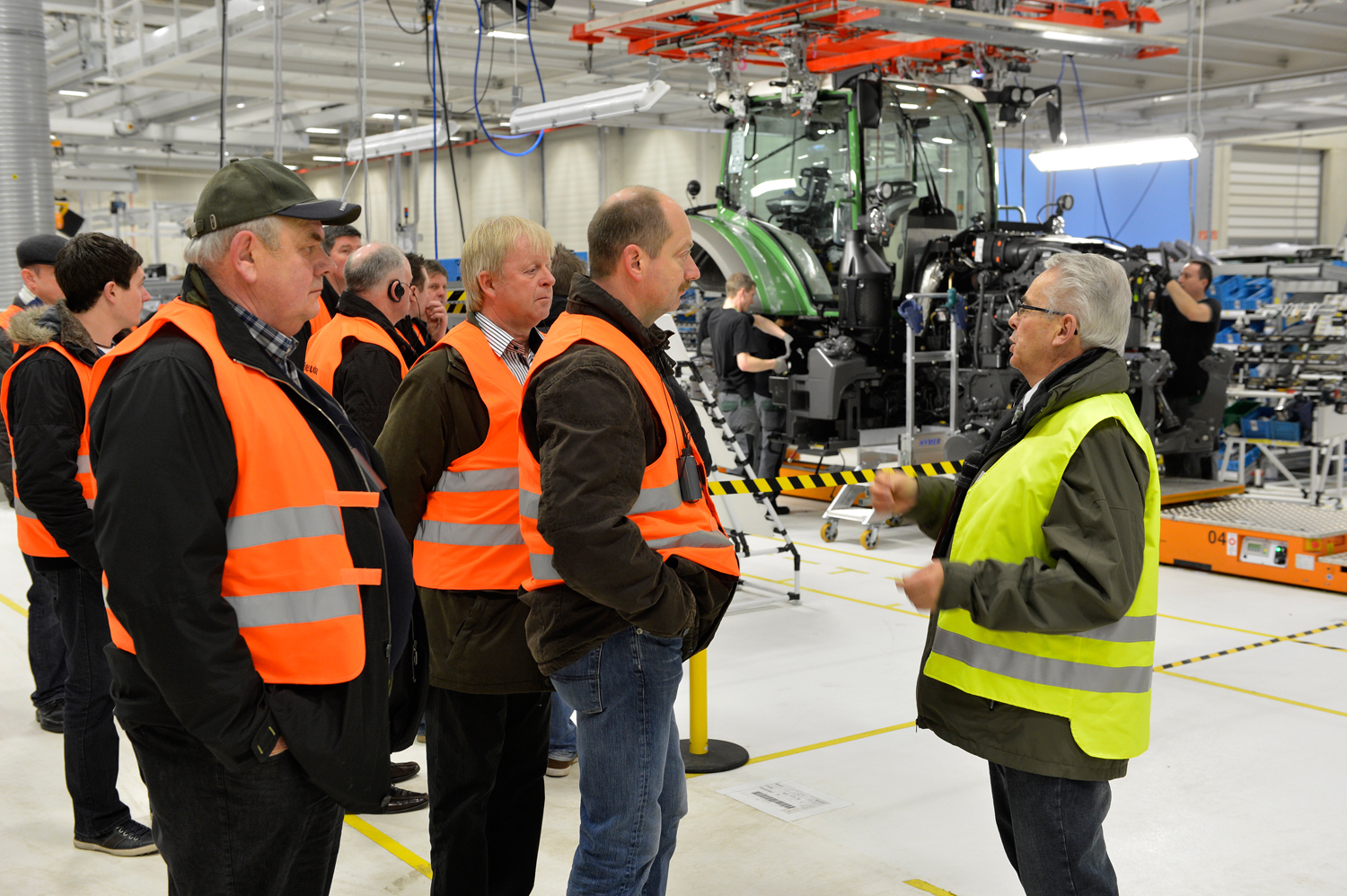 Werksführer erklärt die effiziente Traktorenmontage, Foto: AGCO/Fendt
