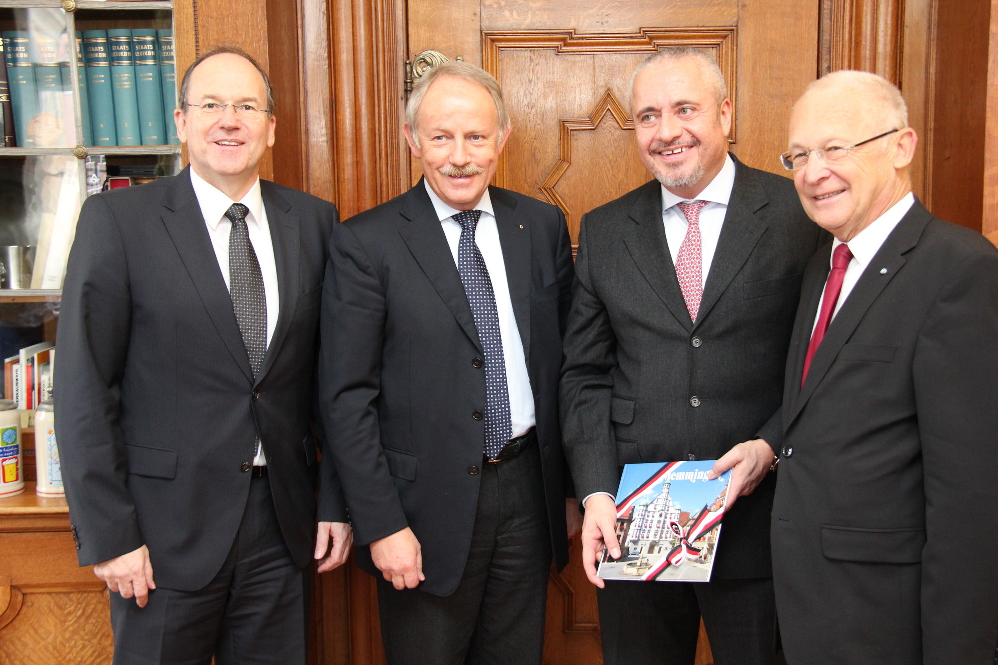 Dr. Michael A. W. Scherz (2.v.r.), OB Dr. Ivo Holzinger (r.), Markus Anselment (l.), Gerhard Pfeifer Foto:Pressestelle Memmingen