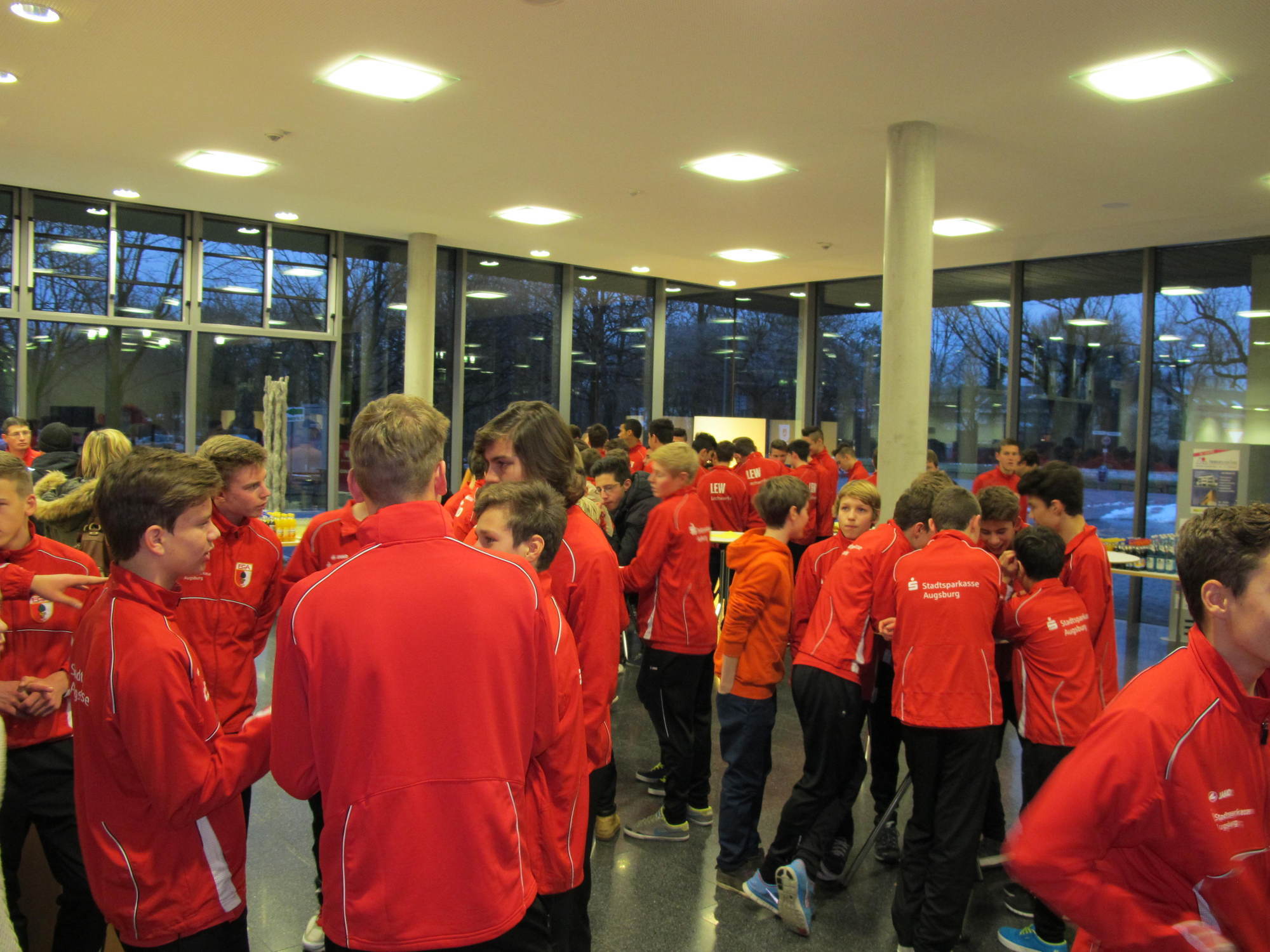 80 FCA Nachwuchsspieler im Praxistest bei der HWK in Augsburg, Foto: B4B SCHWABEN
