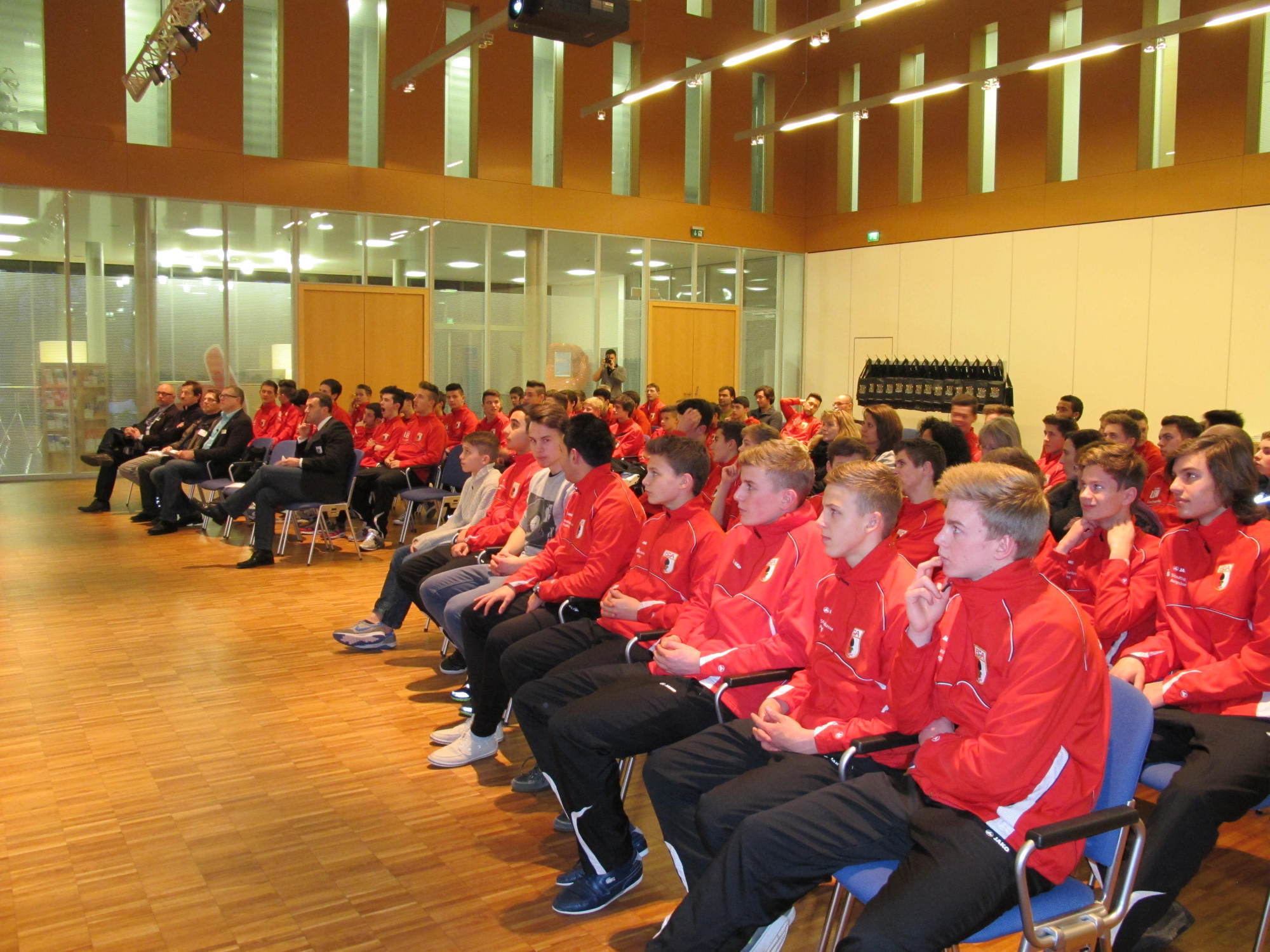 80 FCA Nachwuchsspieler im Praxistest bei der HWK in Augsburg, Foto: B4B SCHWABEN