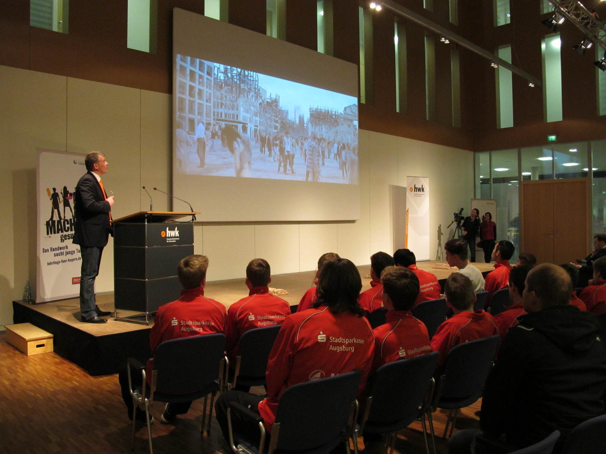 80 FCA Nachwuchsspieler im Praxistest bei der HWK in Augsburg, Foto: B4B SCHWABEN