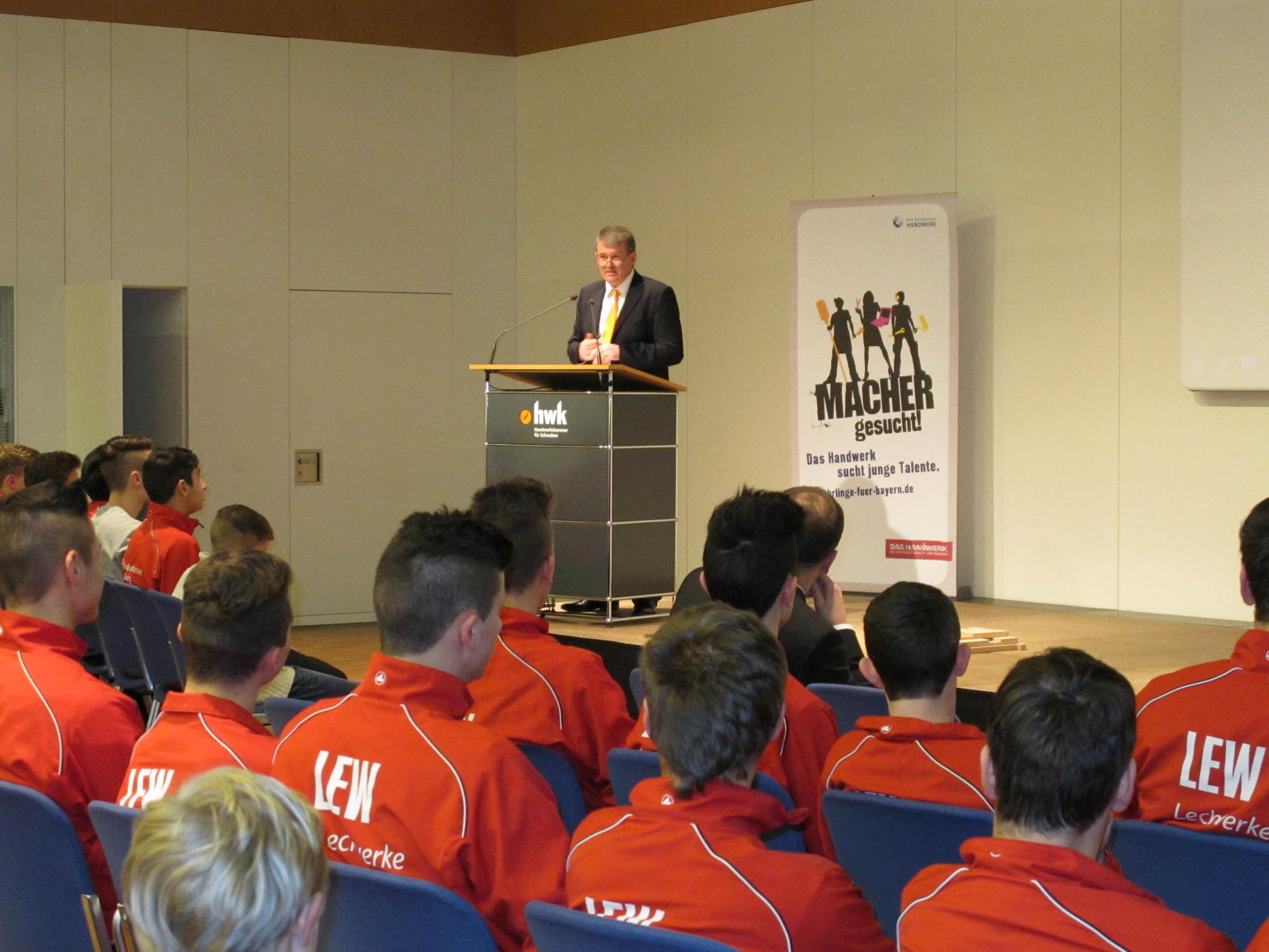 80 FCA Nachwuchsspieler im Praxistest bei der HWK in Augsburg, Foto: B4B SCHWABEN