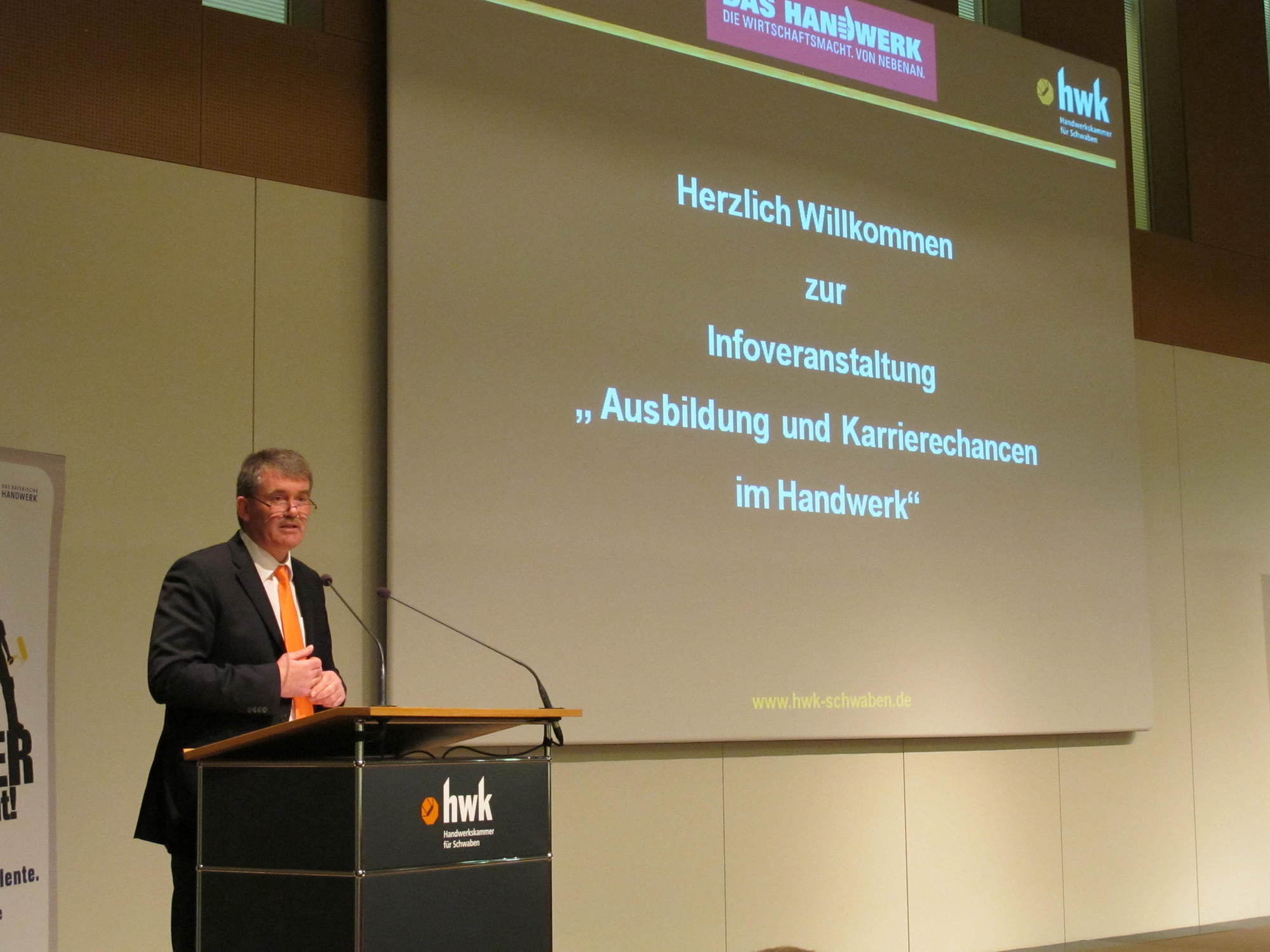 80 FCA Nachwuchsspieler im Praxistest bei der HWK in Augsburg, Foto: B4B SCHWABEN