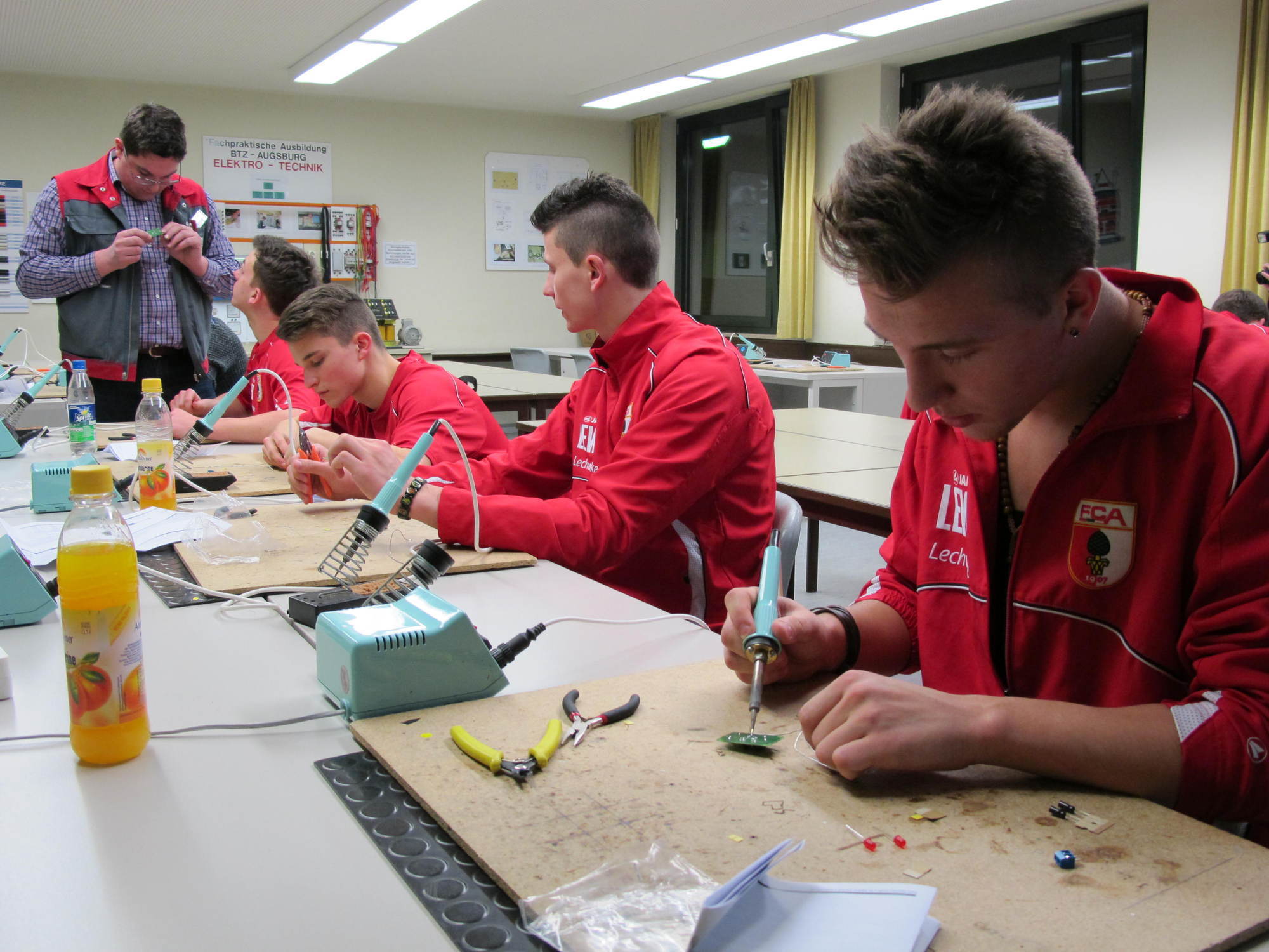 80 FCA Nachwuchsspieler im Praxistest bei der HWK in Augsburg, Foto: B4B SCHWABEN