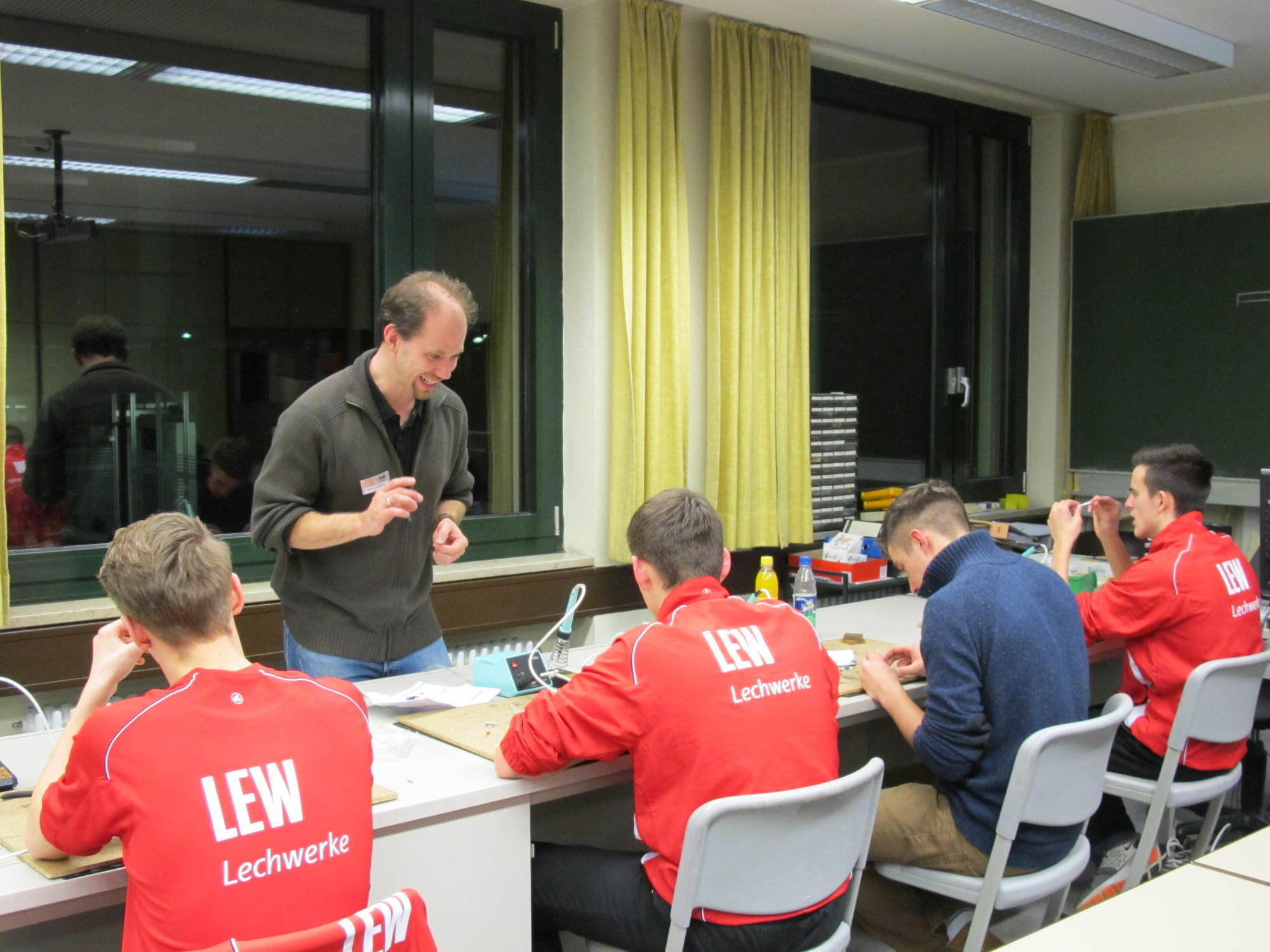 80 FCA Nachwuchsspieler im Praxistest bei der HWK in Augsburg, Foto: B4B SCHWABEN