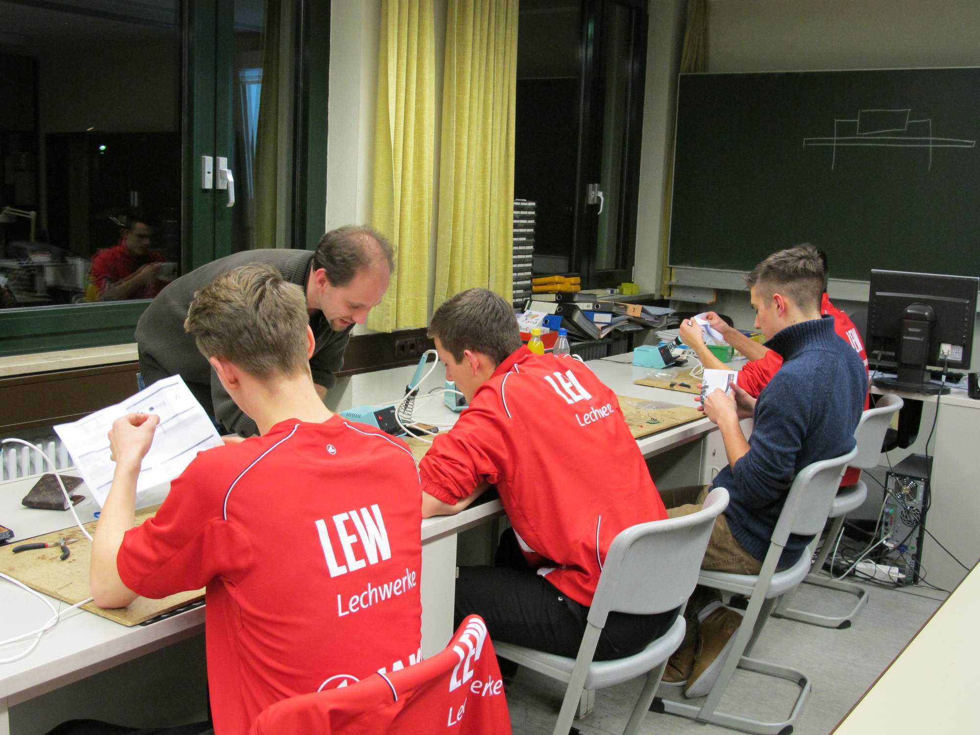 80 FCA Nachwuchsspieler im Praxistest bei der HWK in Augsburg, Foto: B4B SCHWABEN