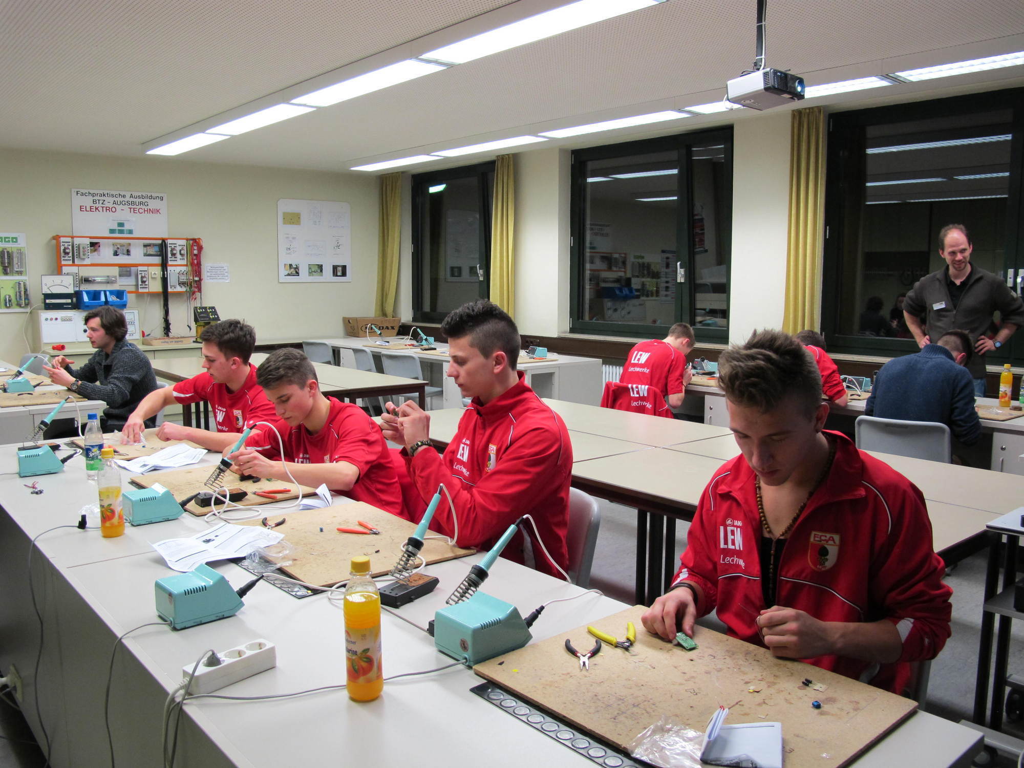 80 FCA Nachwuchsspieler im Praxistest bei der HWK in Augsburg, Foto: B4B SCHWABEN