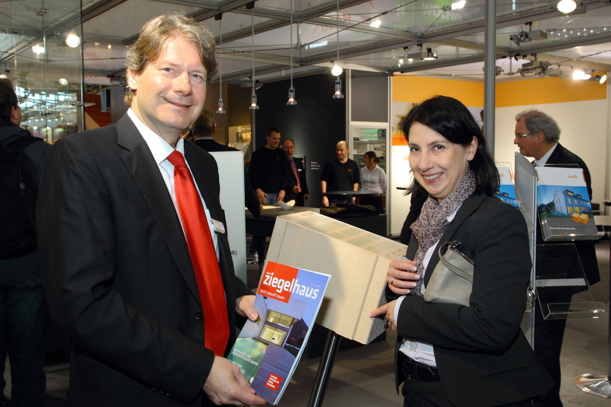 Thomas Thater vom Ziegelwerk Klosterbeuren im Gespräch mit Staatssekretärin Katja Hessel, Foto: Ziegelwerk Klosterbeuren