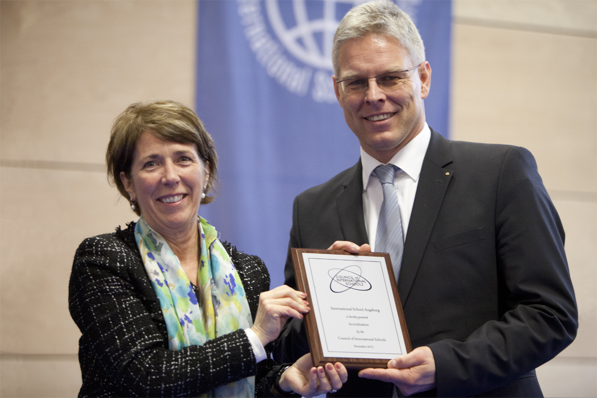 Cathie Mullen und Marcus Wagner erhalten die CIS-Urkunde für die International School Augsburg, Foto: ISA