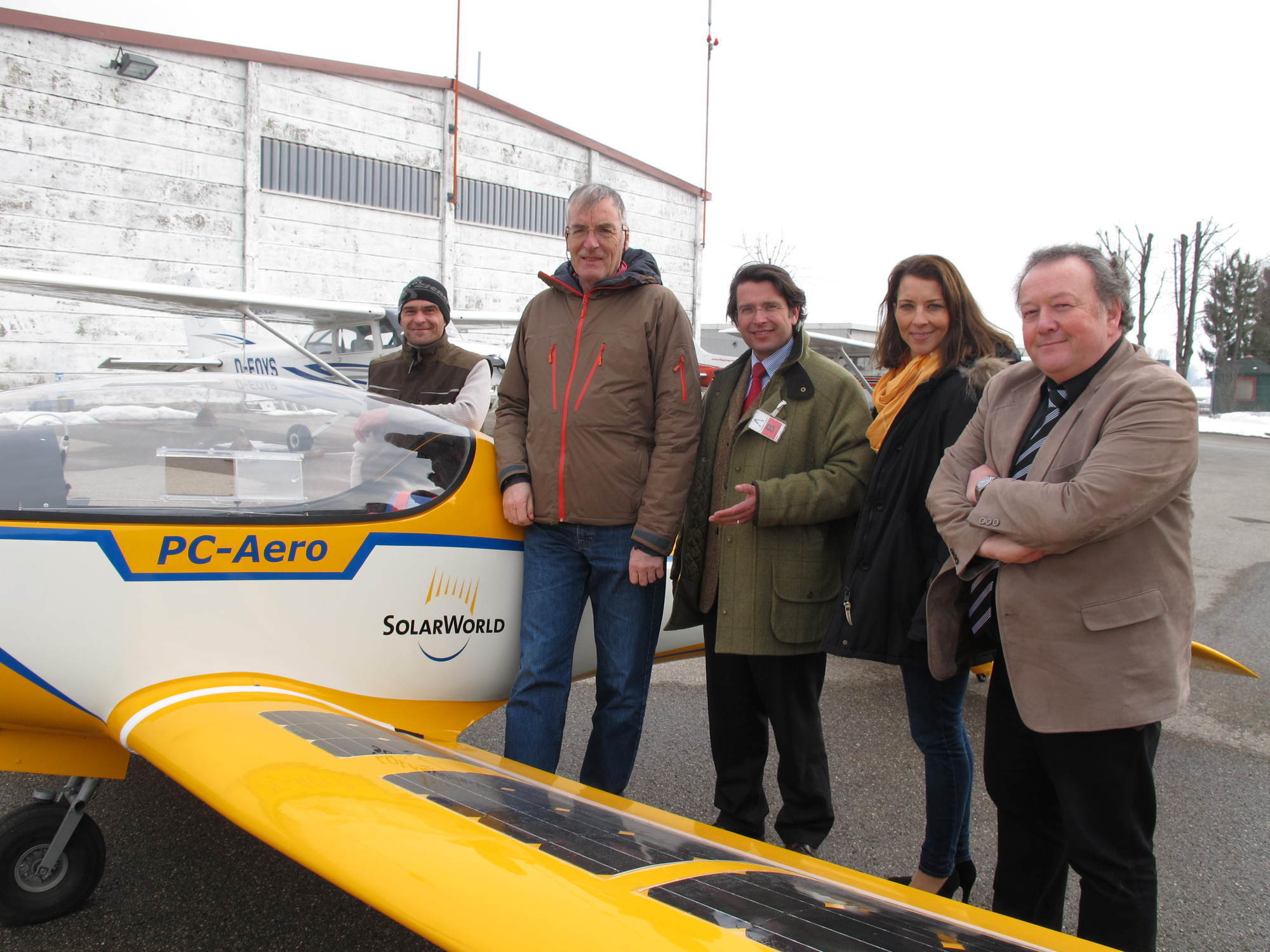 Umweltreferent Rainer Schaal besichtigt die Firma Neowings und das erste elektrische Flugzeug, Foto: B4B SCHWABEN