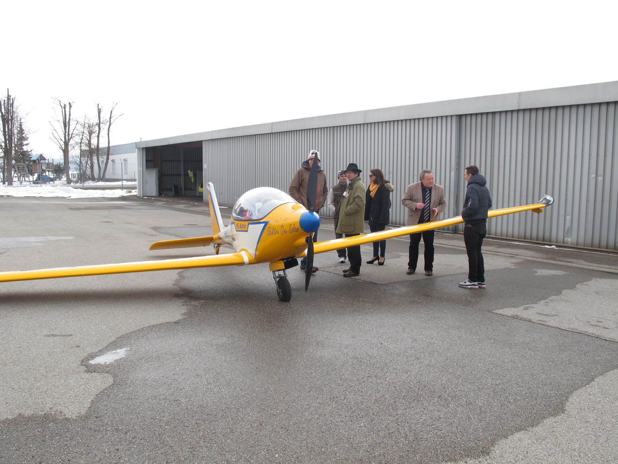 Umweltreferent Rainer Schaal besichtigt die Firma Neowings und das erste elektrische Flugzeug, Foto: B4B SCHWABEN