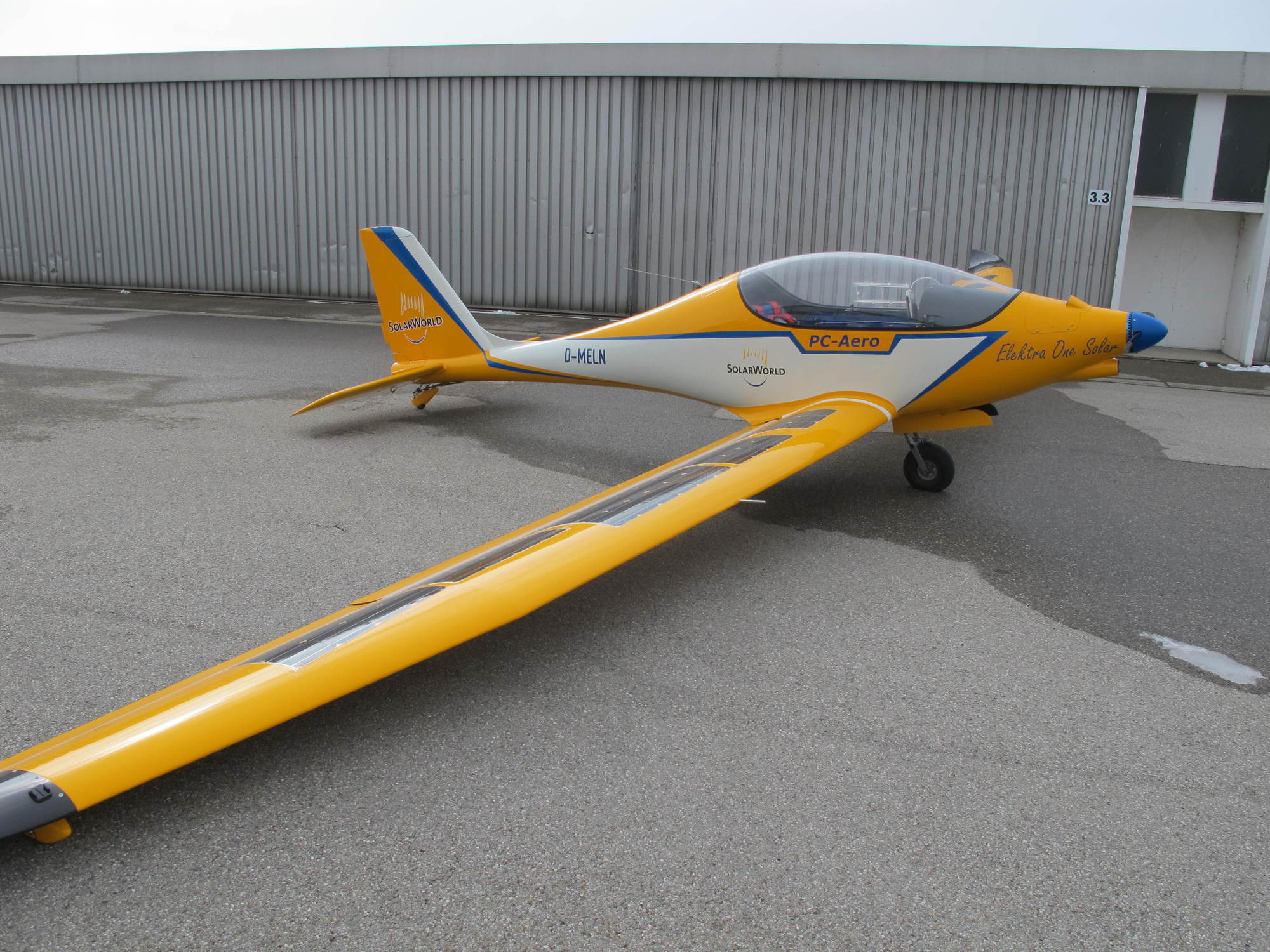 Umweltreferent Rainer Schaal besichtigt die Firma Neowings und das erste elektrische Flugzeug, Foto: B4B SCHWABEN