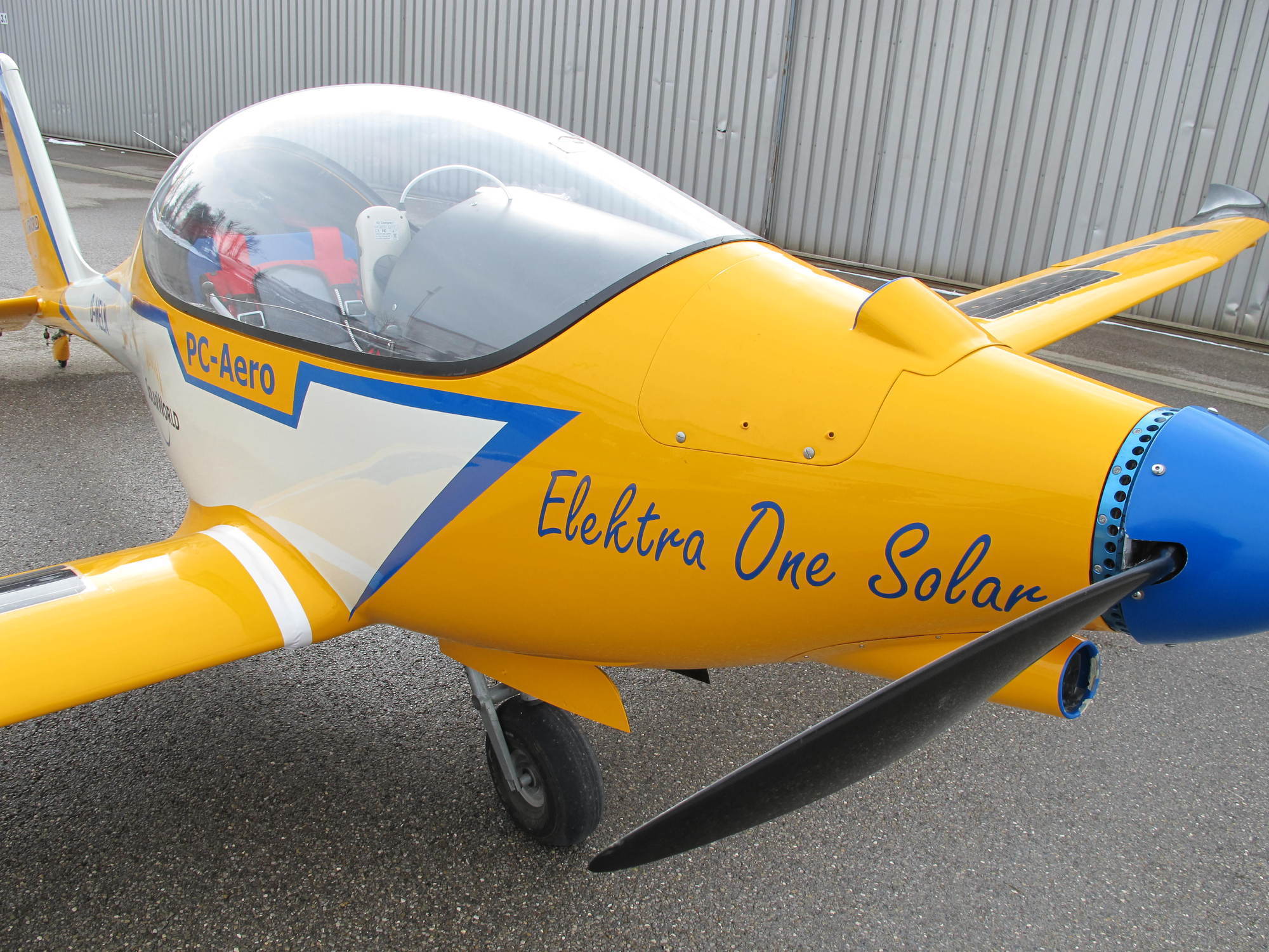 Umweltreferent Rainer Schaal besichtigt die Firma Neowings und das erste elektrische Flugzeug, Foto: B4B SCHWABEN