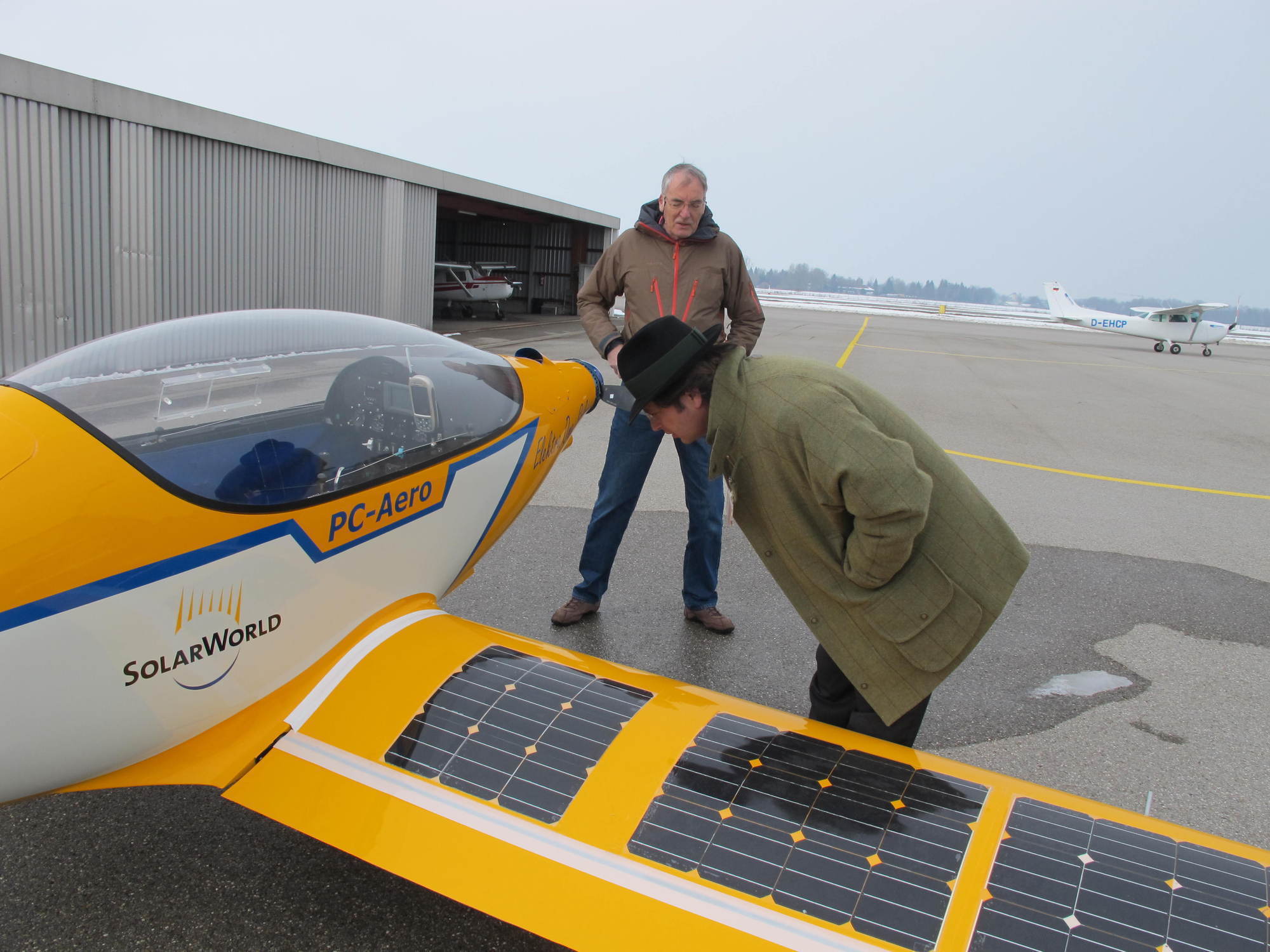 Umweltreferent Rainer Schaal besichtigt die Firma Neowings und das erste elektrische Flugzeug, Foto: B4B SCHWABEN