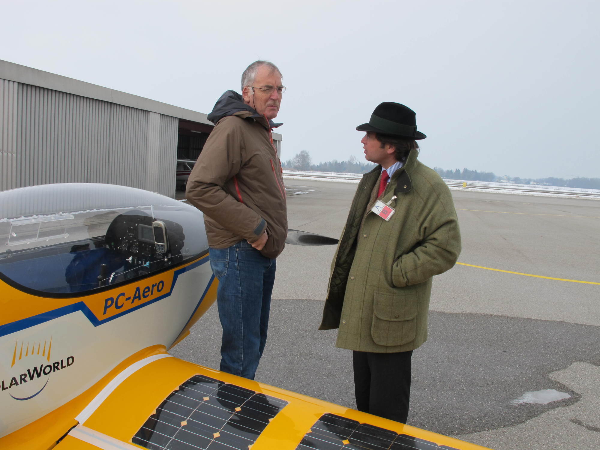 Umweltreferent Rainer Schaal besichtigt die Firma Neowings und das erste elektrische Flugzeug, Foto: B4B SCHWABEN