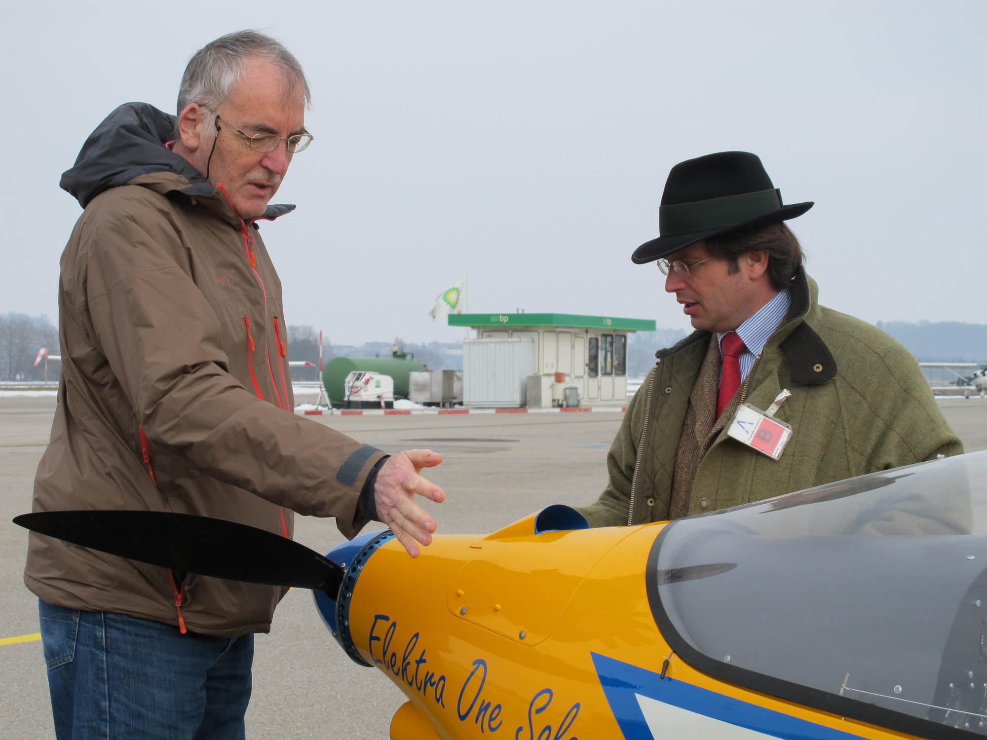 Umweltreferent Rainer Schaal besichtigt die Firma Neowings und das erste elektrische Flugzeug, Foto: B4B SCHWABEN