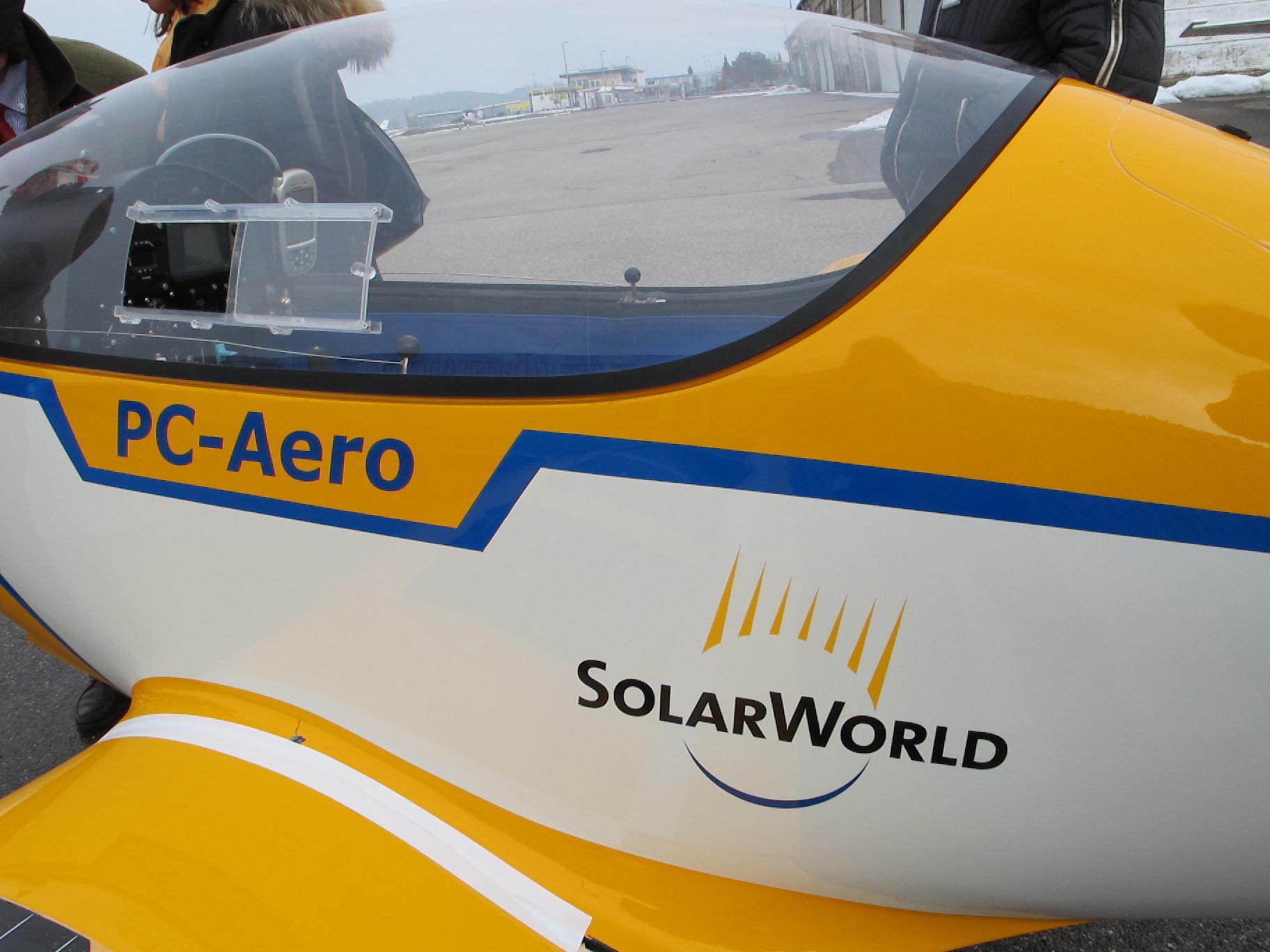 Umweltreferent Rainer Schaal besichtigt die Firma Neowings und das erste elektrische Flugzeug, Foto: B4B SCHWABEN