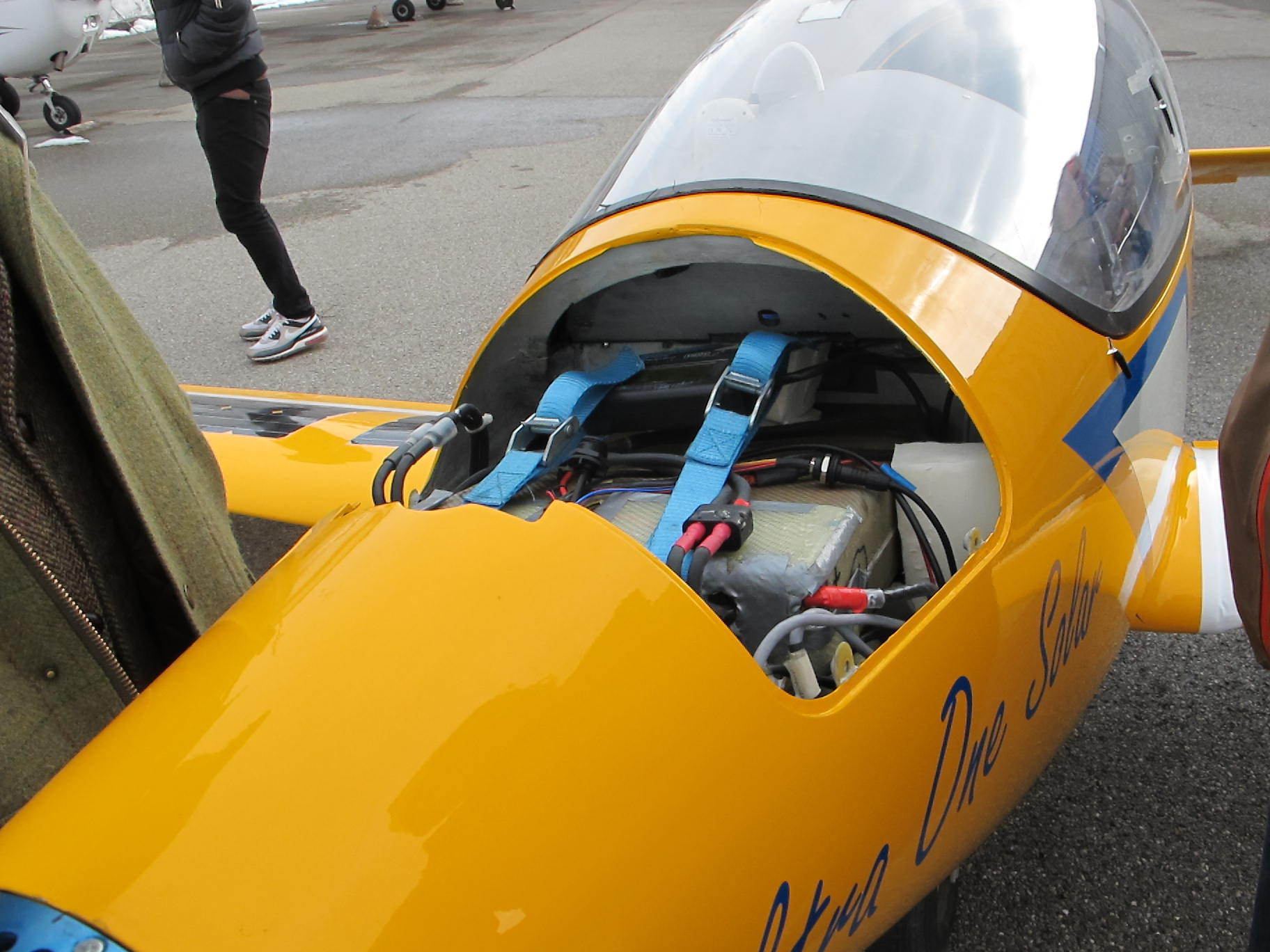 Umweltreferent Rainer Schaal besichtigt die Firma Neowings und das erste elektrische Flugzeug, Foto: B4B SCHWABEN