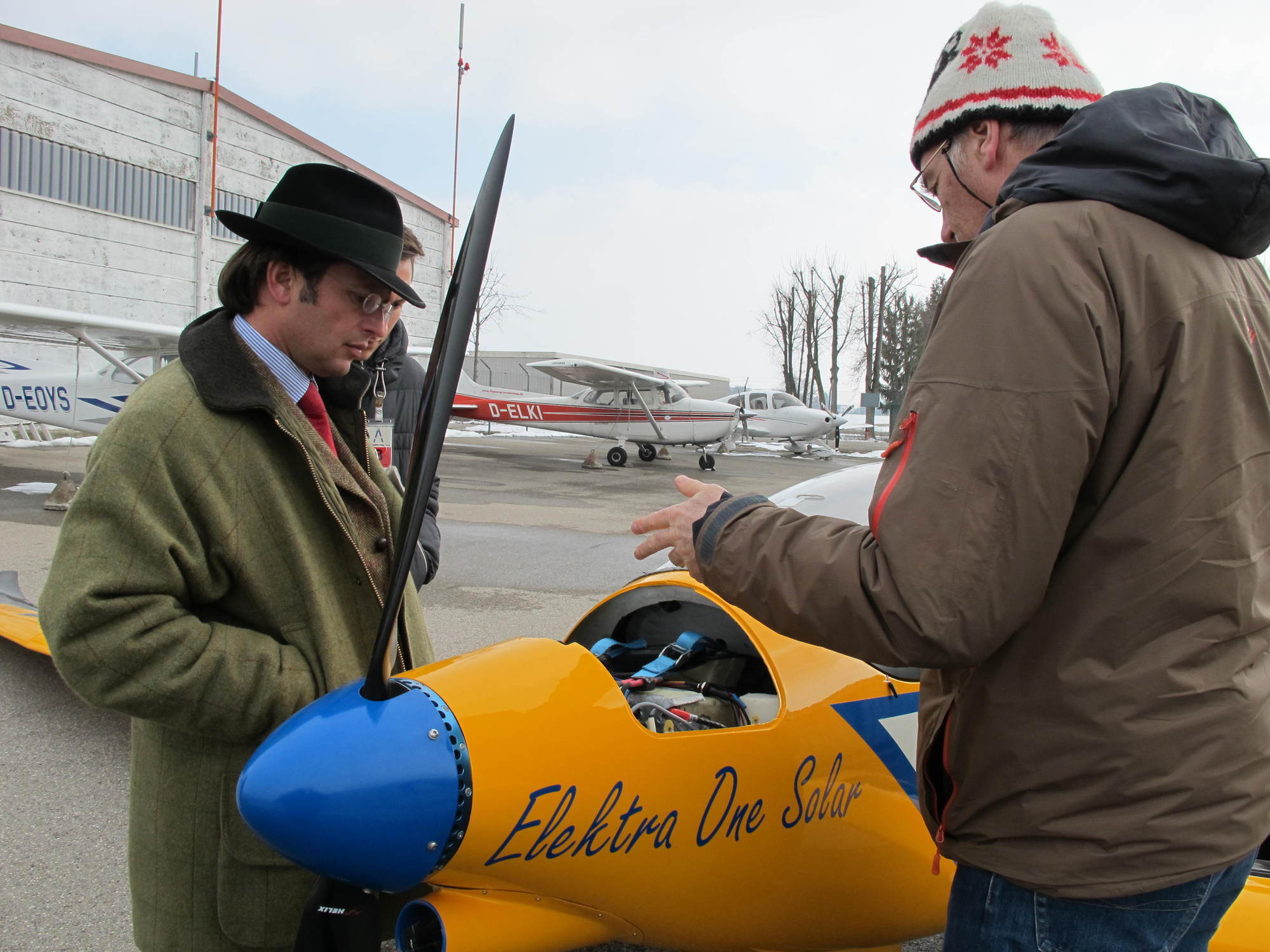 Umweltreferent Rainer Schaal besichtigt die Firma Neowings und das erste elektrische Flugzeug, Foto: B4B SCHWABEN