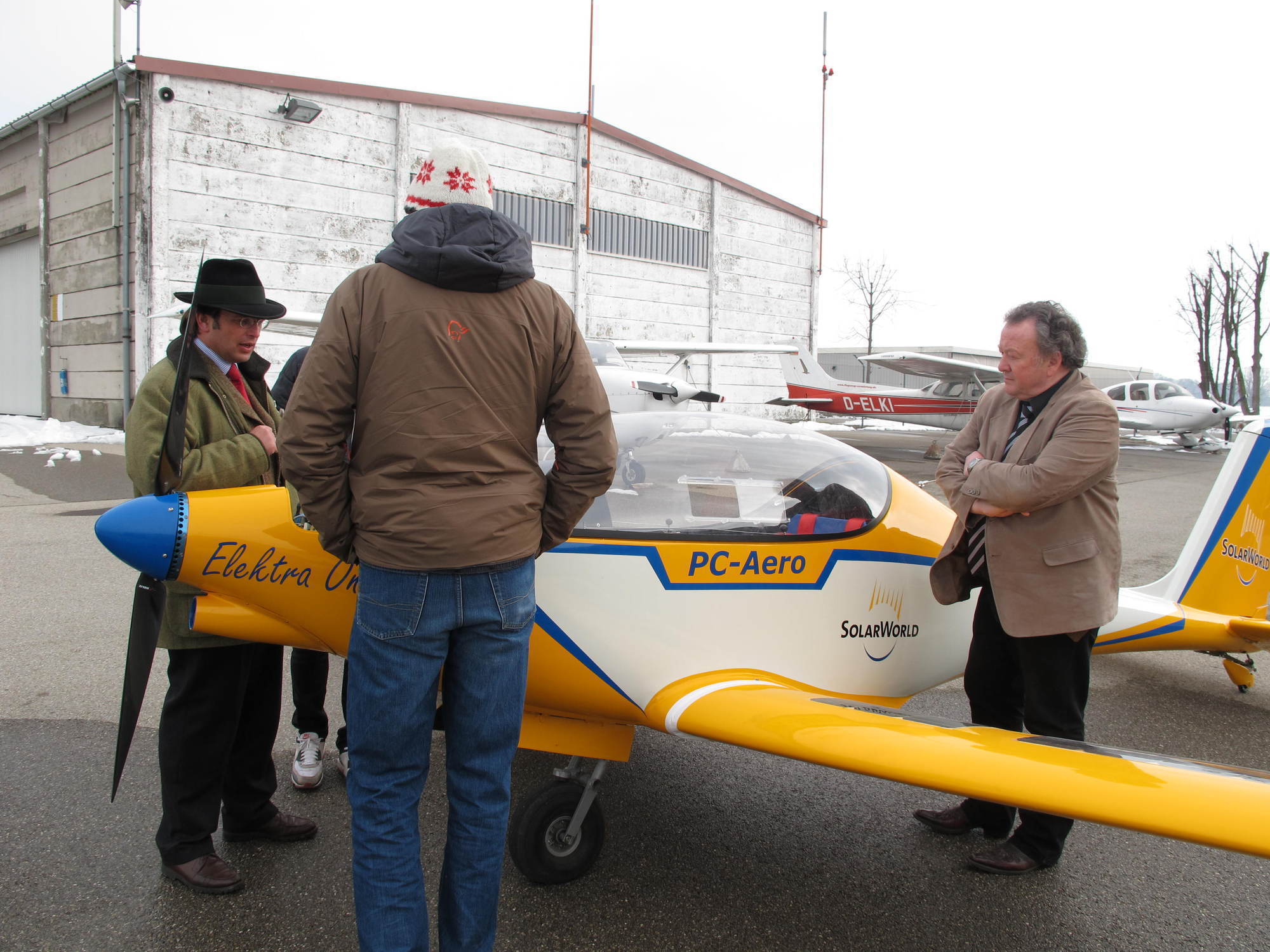 Umweltreferent Rainer Schaal besichtigt die Firma Neowings und das erste elektrische Flugzeug, Foto: B4B SCHWABEN