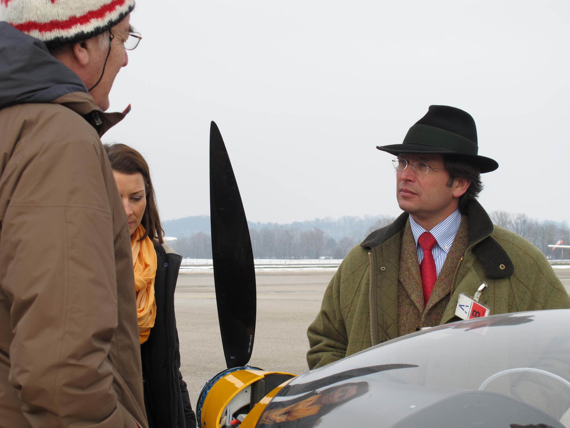 Umweltreferent Rainer Schaal besichtigt die Firma Neowings und das erste elektrische Flugzeug, Foto: B4B SCHWABEN