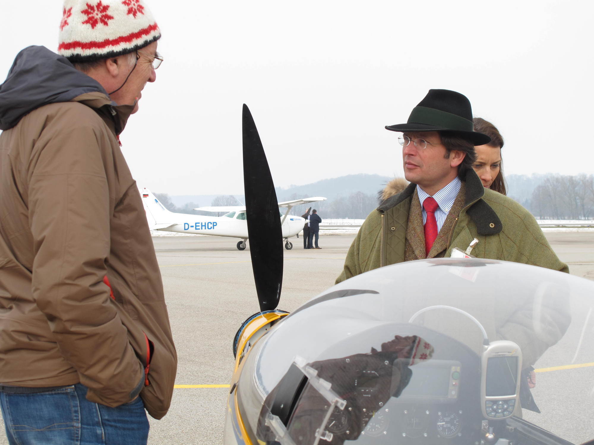Umweltreferent Rainer Schaal besichtigt die Firma Neowings und das erste elektrische Flugzeug, Foto: B4B SCHWABEN