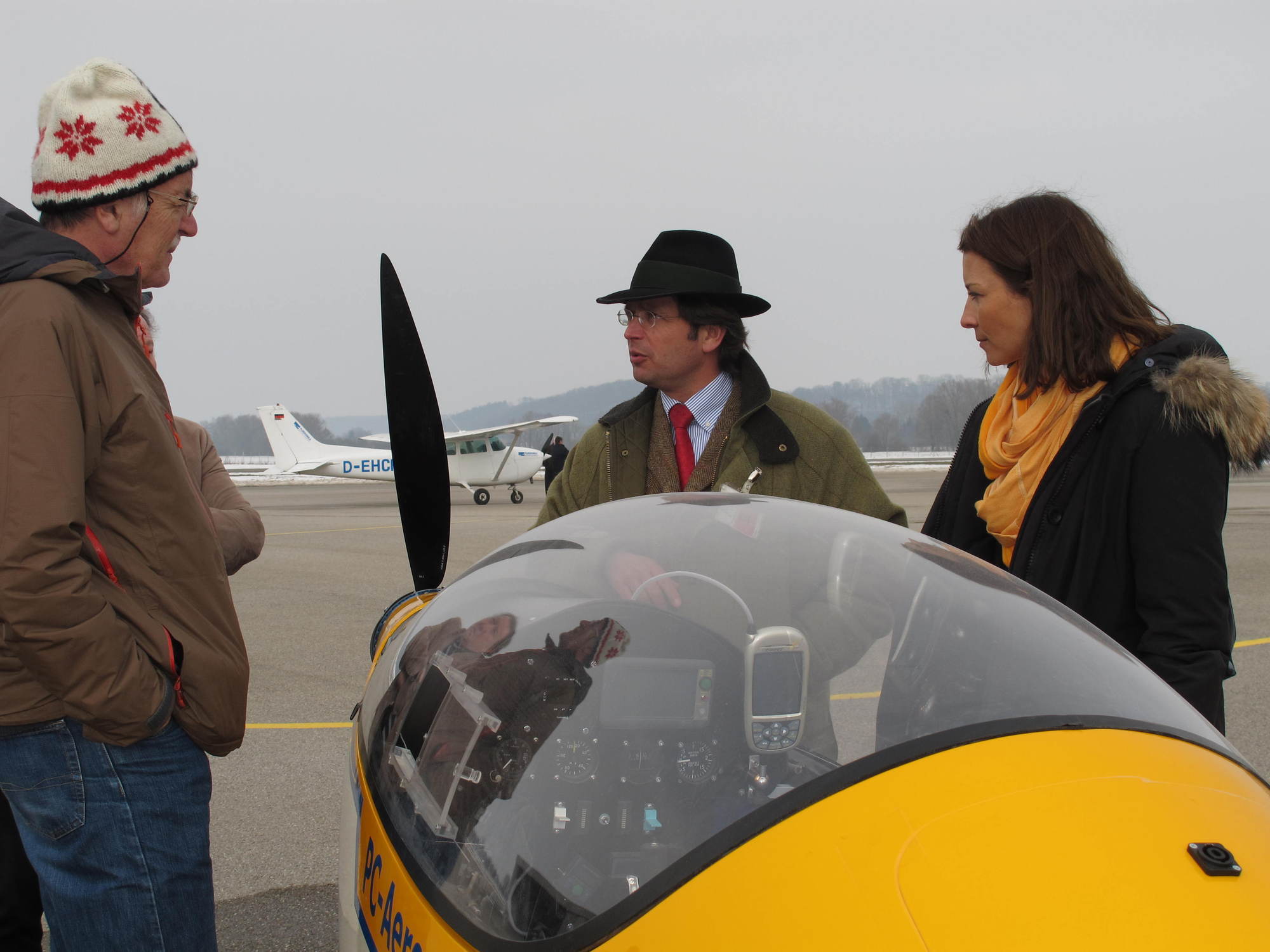 Umweltreferent Rainer Schaal besichtigt die Firma Neowings und das erste elektrische Flugzeug, Foto: B4B SCHWABEN