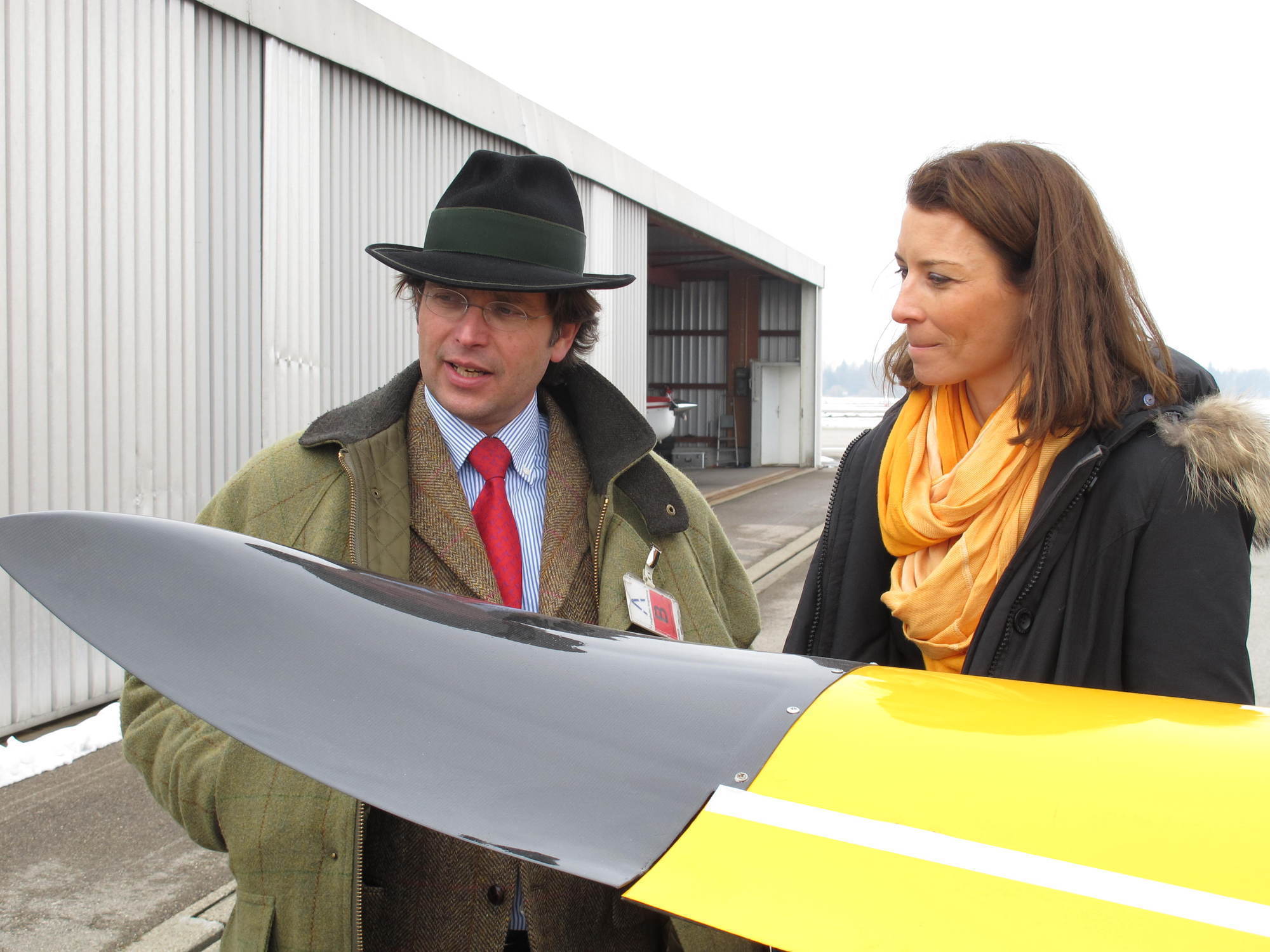 Umweltreferent Rainer Schaal besichtigt die Firma Neowings und das erste elektrische Flugzeug, Foto: B4B SCHWABEN