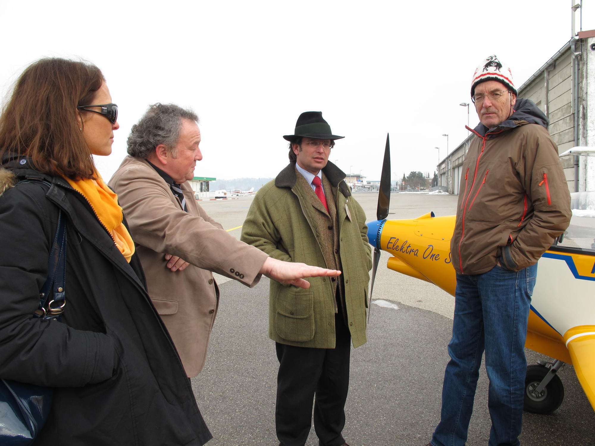 Umweltreferent Rainer Schaal besichtigt die Firma Neowings und das erste elektrische Flugzeug, Foto: B4B SCHWABEN