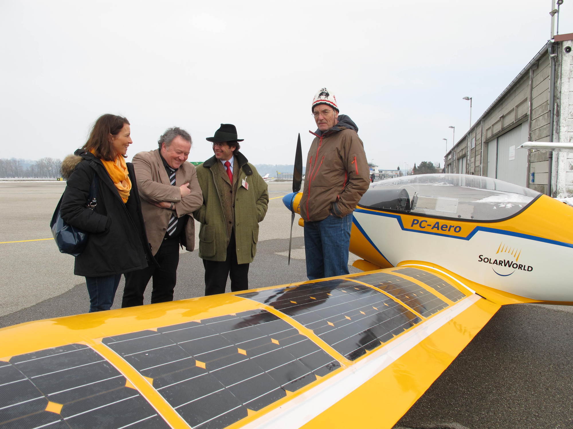 Umweltreferent Rainer Schaal besichtigt die Firma Neowings und das erste elektrische Flugzeug, Foto: B4B SCHWABEN