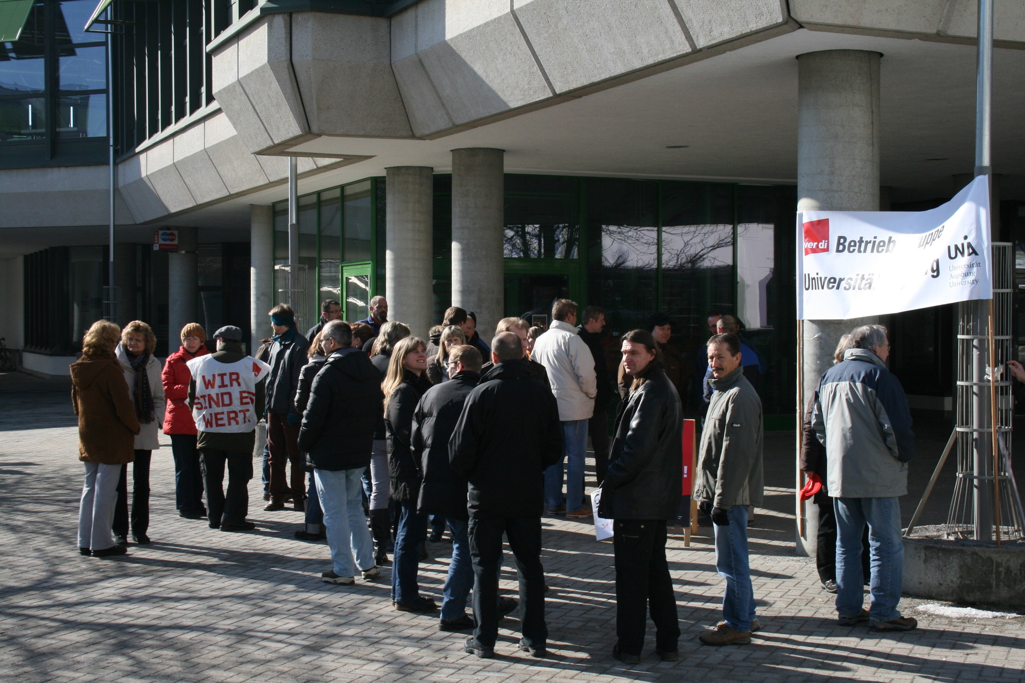 Der öffentliche Dienst streikt vor der Universität Augsburg kurz vor der nächsten Tarifrunde, Foto: B4B SCHWABEN
