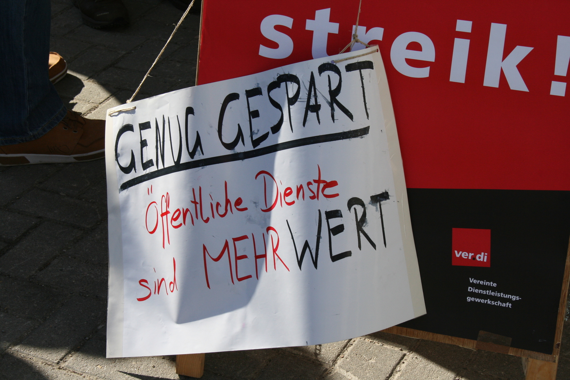 Der öffentliche Dienst streikt vor der Universität Augsburg kurz vor der nächsten Tarifrunde, Foto: B4B SCHWABEN