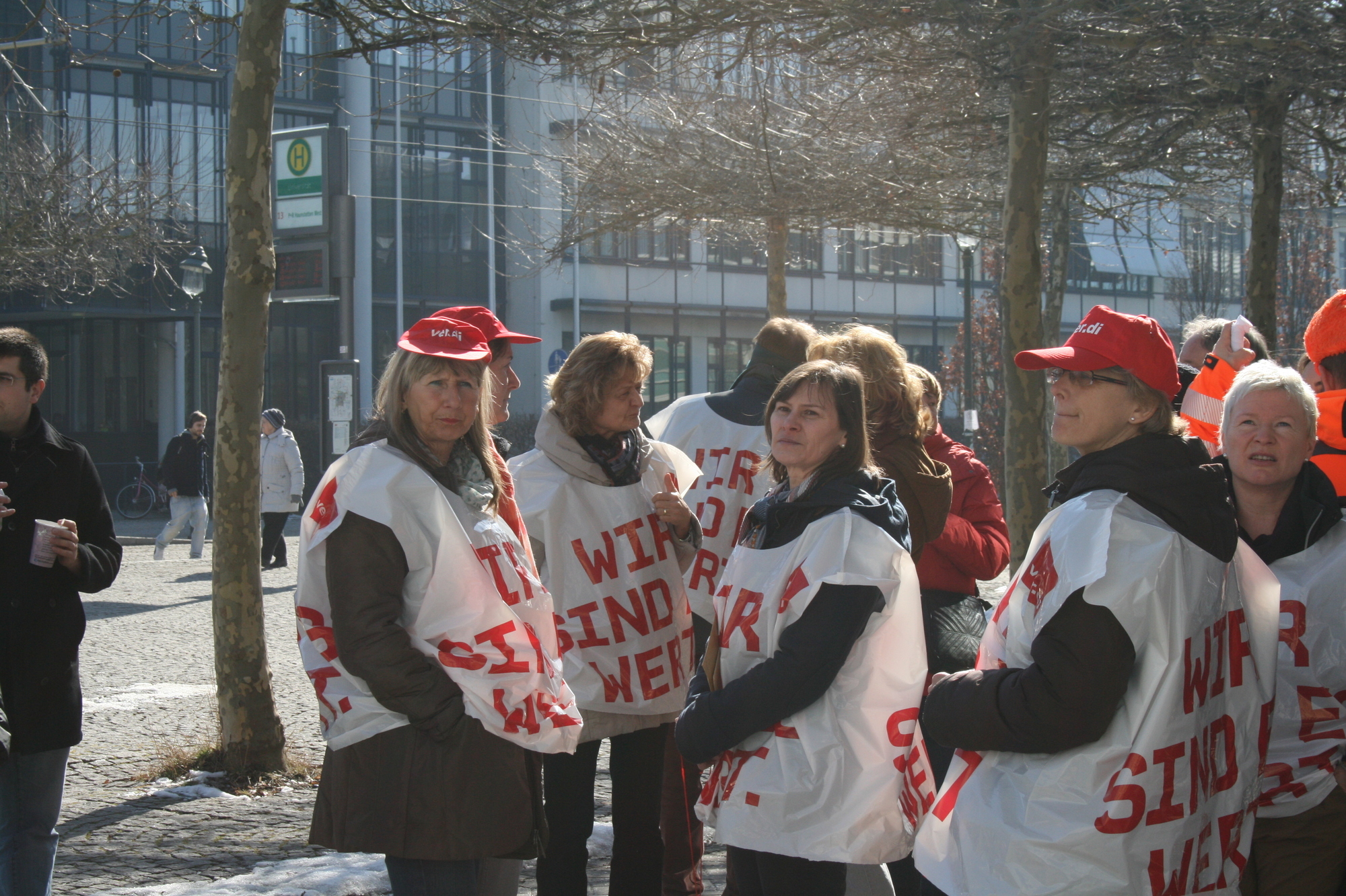 Der öffentliche Dienst streikt vor der Universität Augsburg kurz vor der nächsten Tarifrunde, Foto: B4B SCHWABEN
