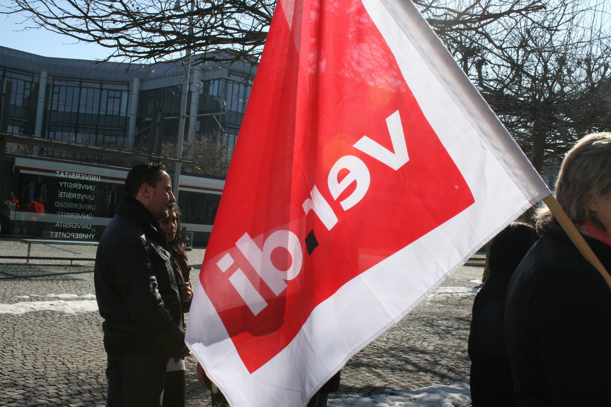 Der öffentliche Dienst streikt vor der Universität Augsburg kurz vor der nächsten Tarifrunde, Foto: B4B SCHWABEN