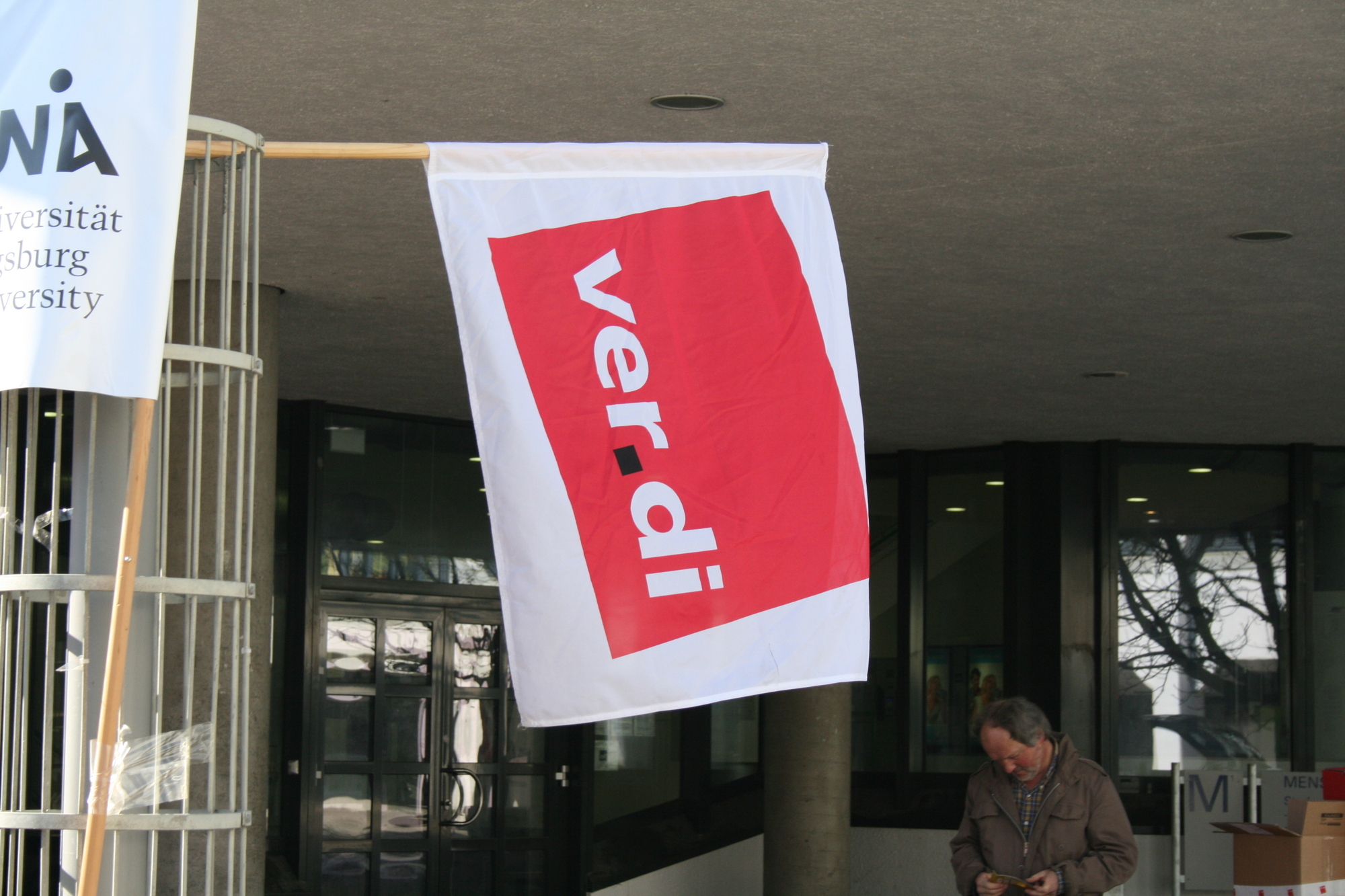 Der öffentliche Dienst streikt vor der Universität Augsburg kurz vor der nächsten Tarifrunde, Foto: B4B SCHWABEN
