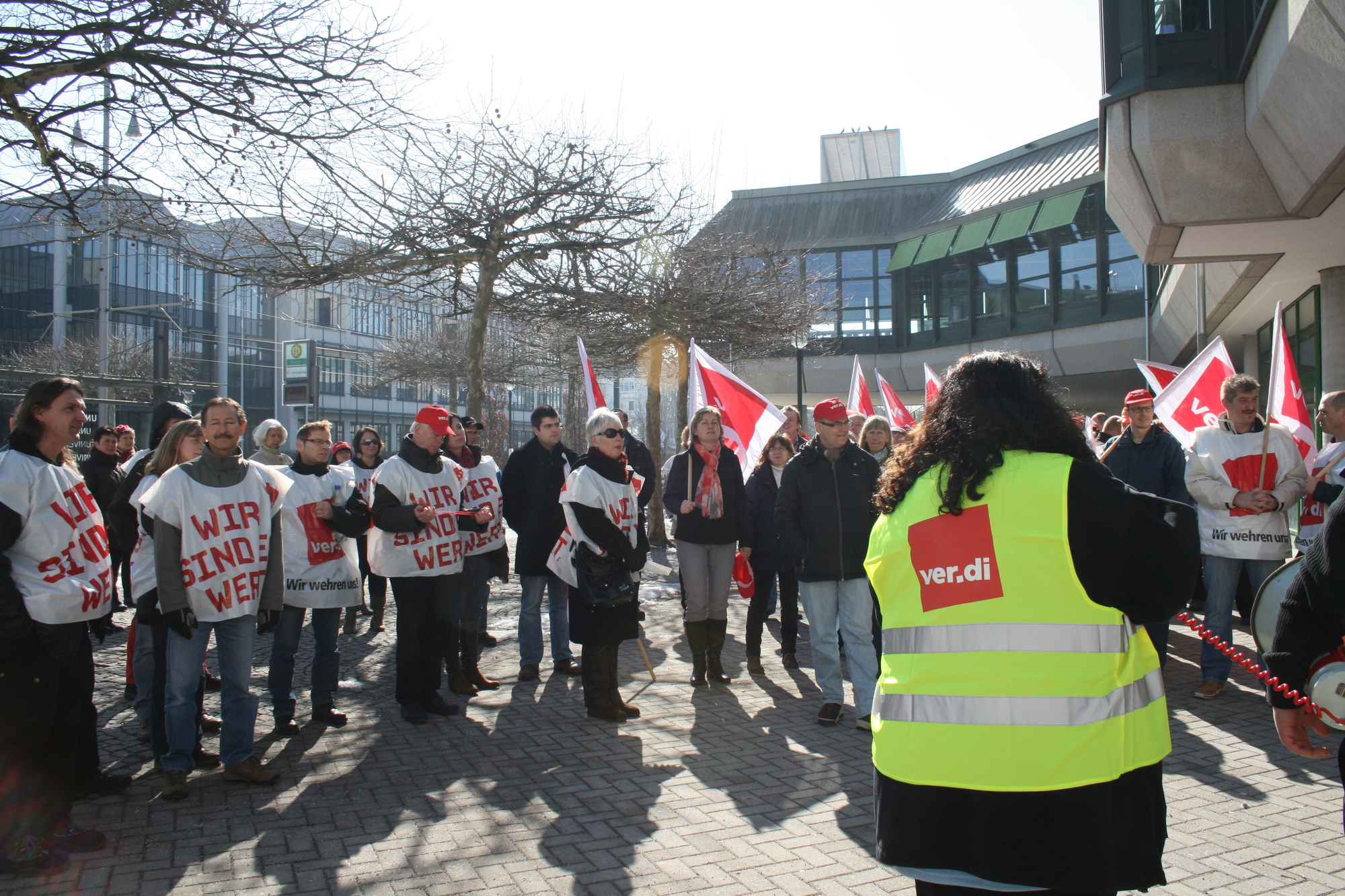 Der öffentliche Dienst streikt vor der Universität Augsburg kurz vor der nächsten Tarifrunde, Foto: B4B SCHWABEN