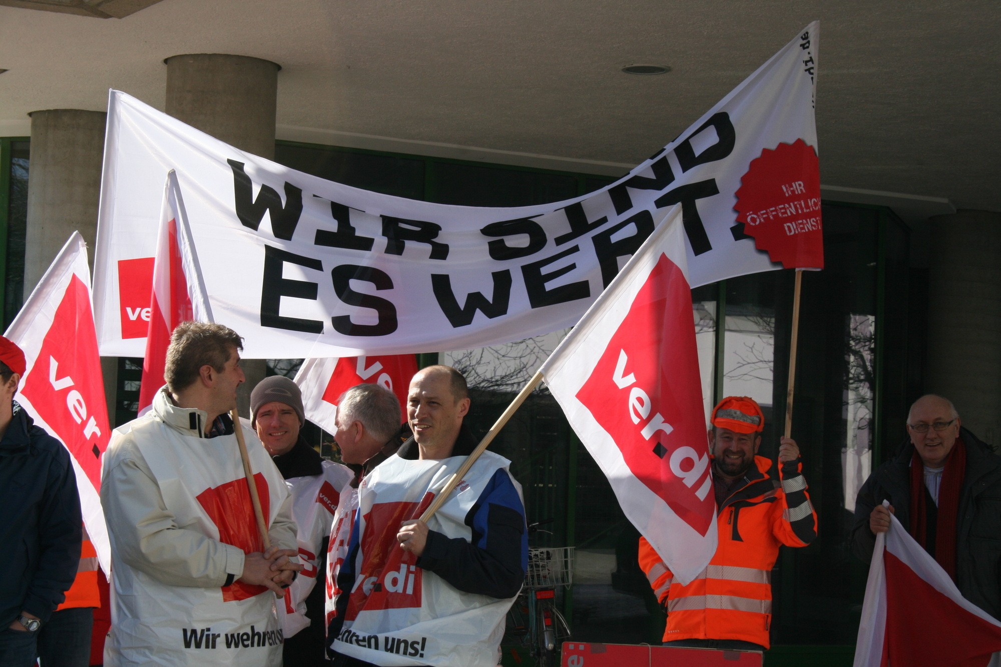 Der öffentliche Dienst streikt vor der Universität Augsburg kurz vor der nächsten Tarifrunde, Foto: B4B SCHWABEN