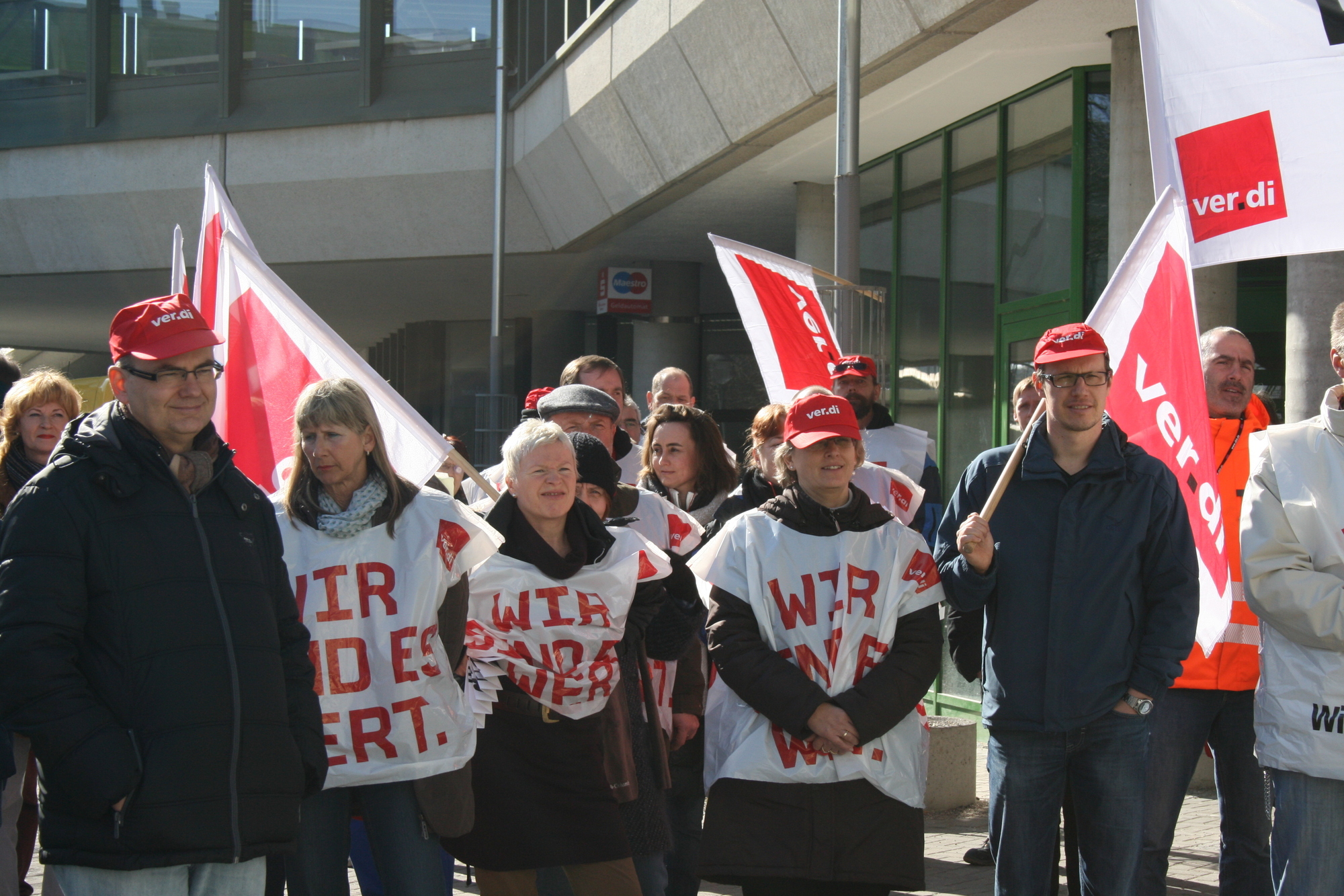 Der öffentliche Dienst streikt vor der Universität Augsburg kurz vor der nächsten Tarifrunde, Foto: B4B SCHWABEN