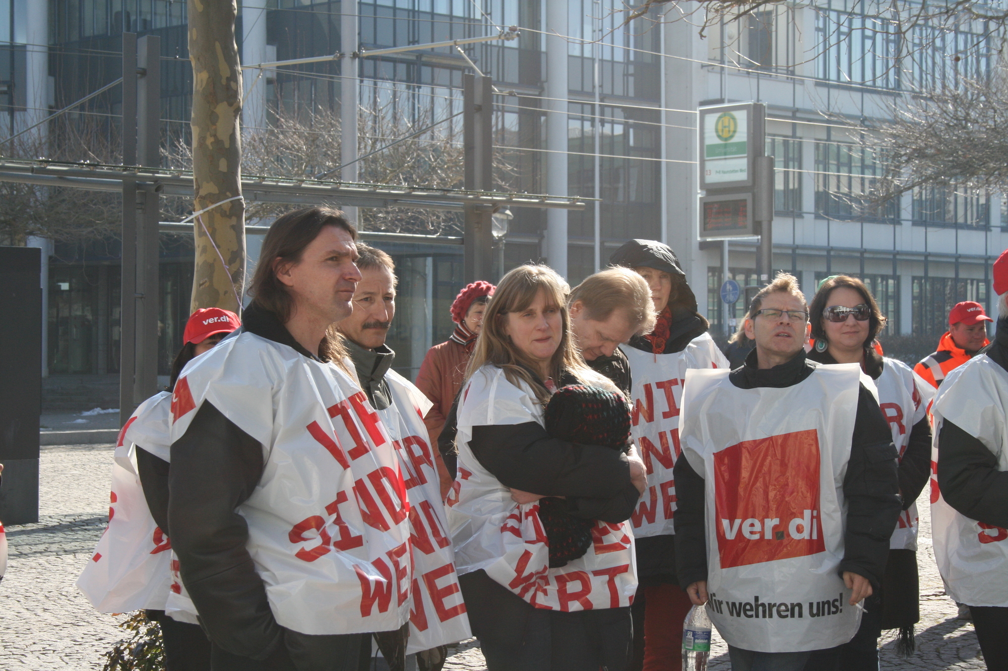 Der öffentliche Dienst streikt vor der Universität Augsburg kurz vor der nächsten Tarifrunde, Foto: B4B SCHWABEN