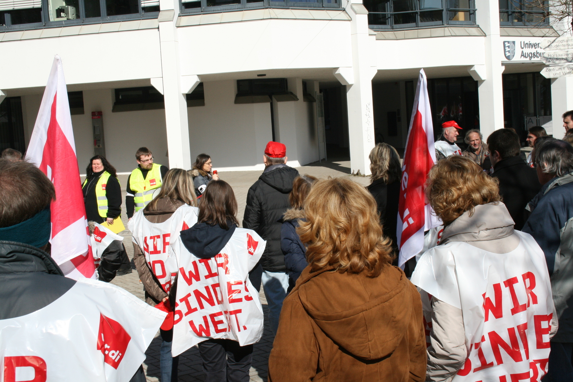 Der öffentliche Dienst streikt vor der Universität Augsburg kurz vor der nächsten Tarifrunde, Foto: B4B SCHWABEN