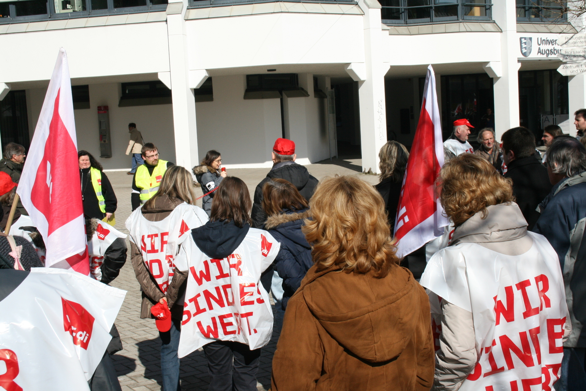 Der öffentliche Dienst streikt vor der Universität Augsburg kurz vor der nächsten Tarifrunde, Foto: B4B SCHWABEN