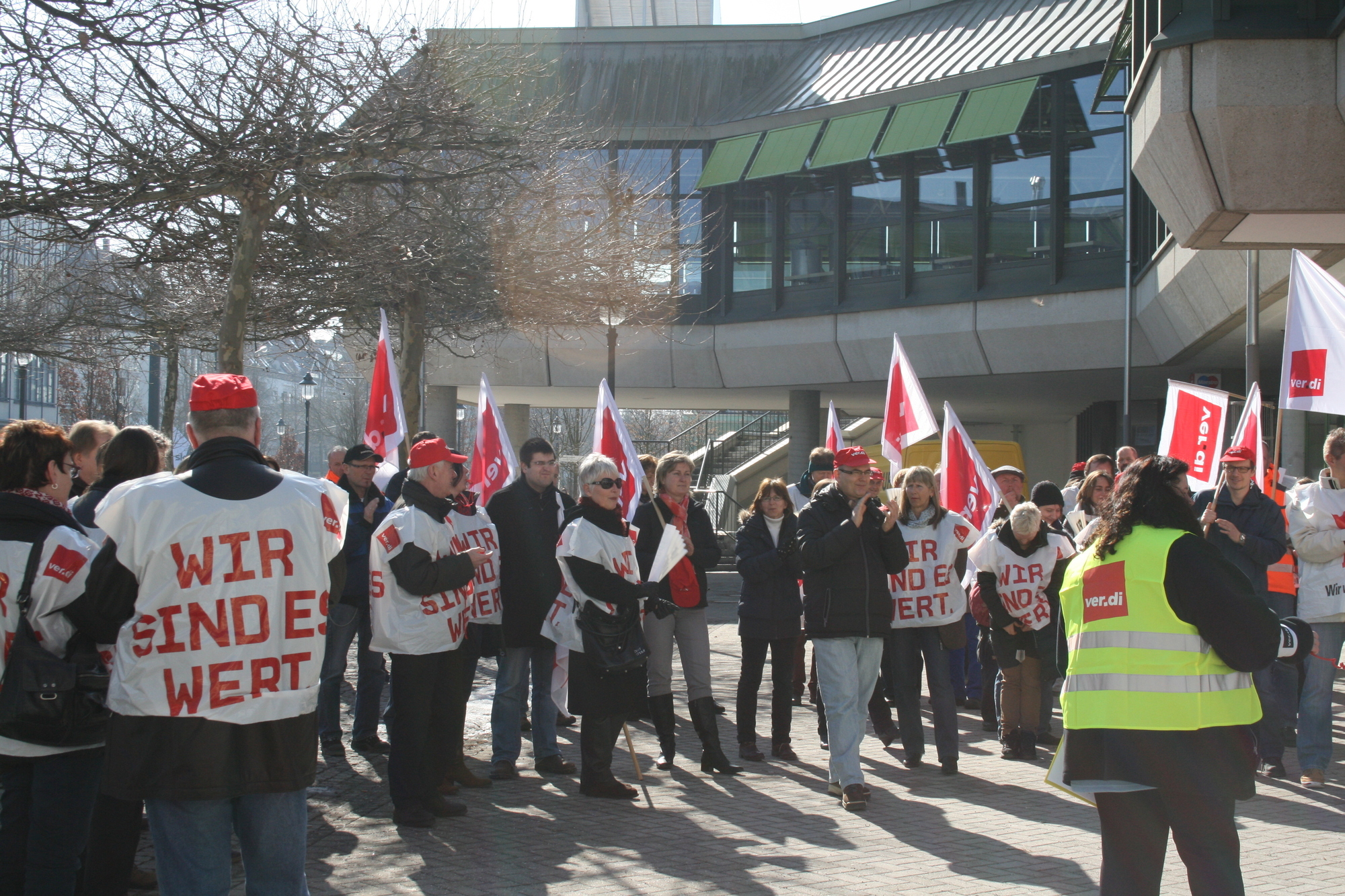 Der öffentliche Dienst streikt vor der Universität Augsburg kurz vor der nächsten Tarifrunde, Foto: B4B SCHWABEN