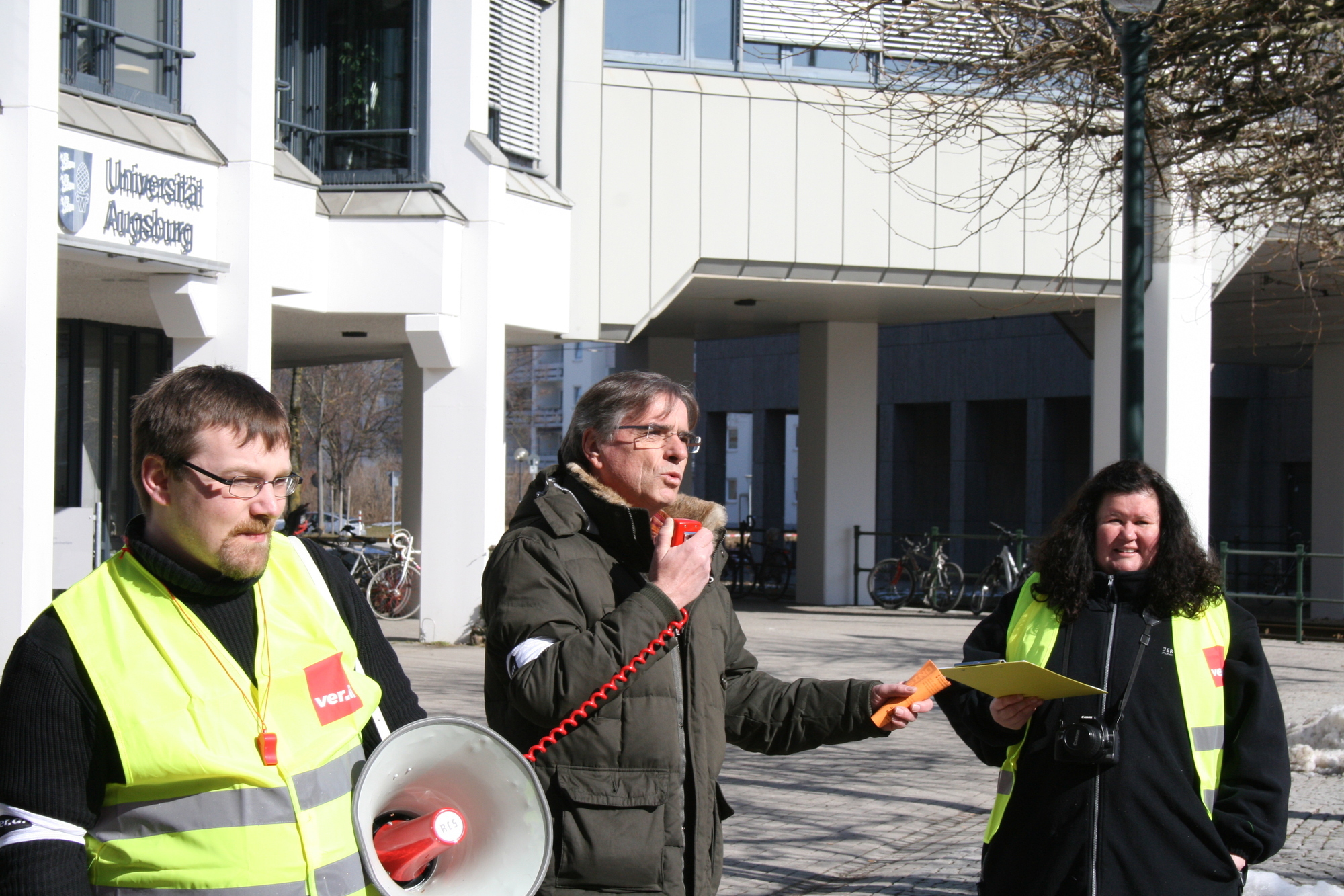 Der öffentliche Dienst streikt vor der Universität Augsburg kurz vor der nächsten Tarifrunde, Foto: B4B SCHWABEN