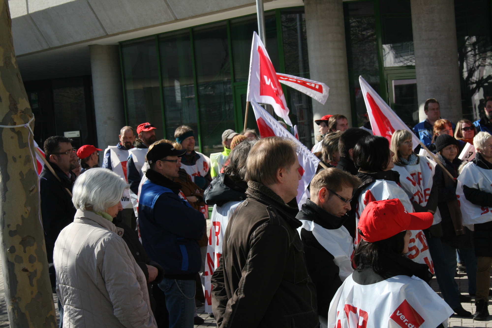 Der öffentliche Dienst streikt vor der Universität Augsburg kurz vor der nächsten Tarifrunde, Foto: B4B SCHWABEN