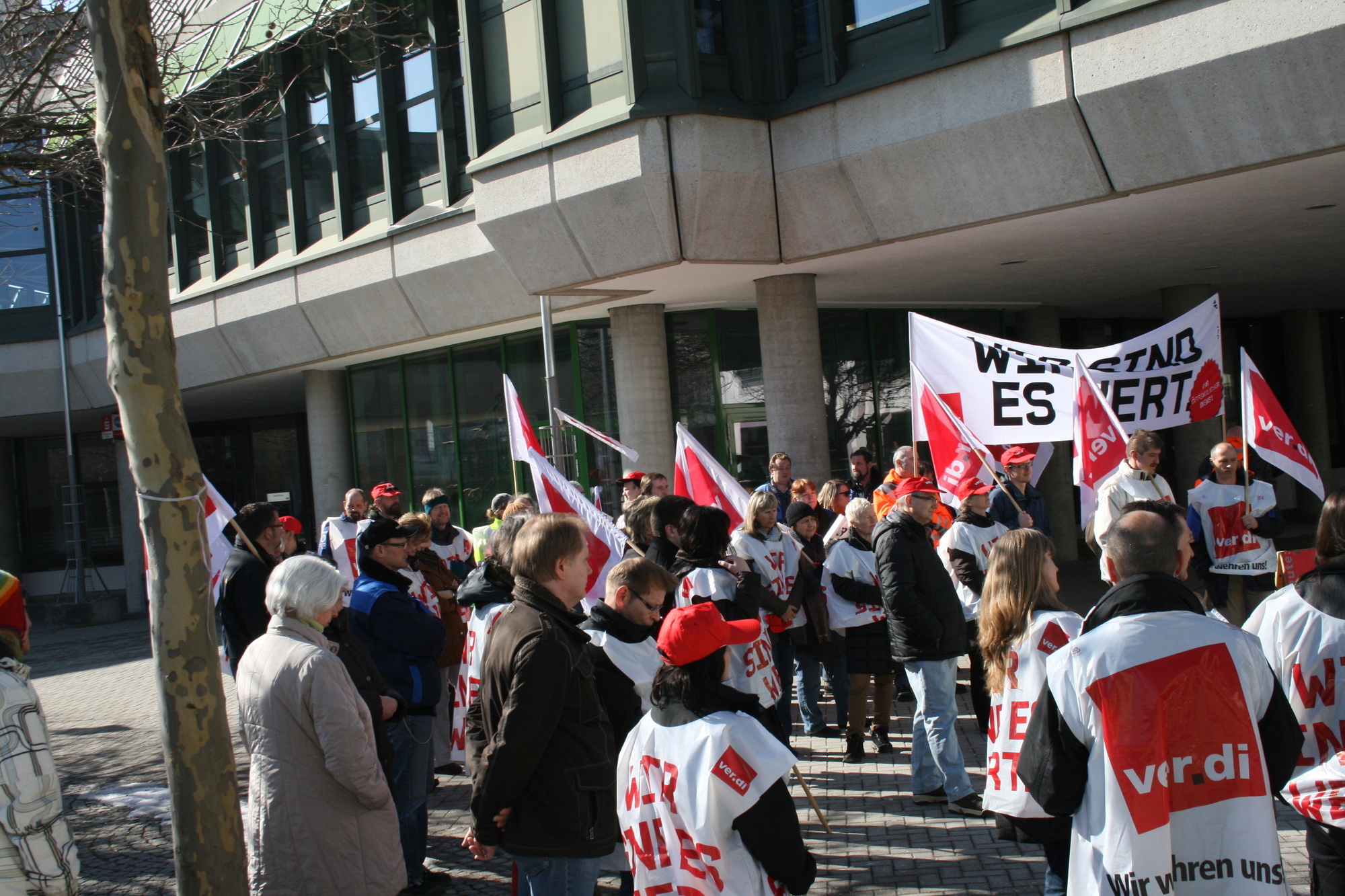 Der öffentliche Dienst streikt vor der Universität Augsburg kurz vor der nächsten Tarifrunde, Foto: B4B SCHWABEN